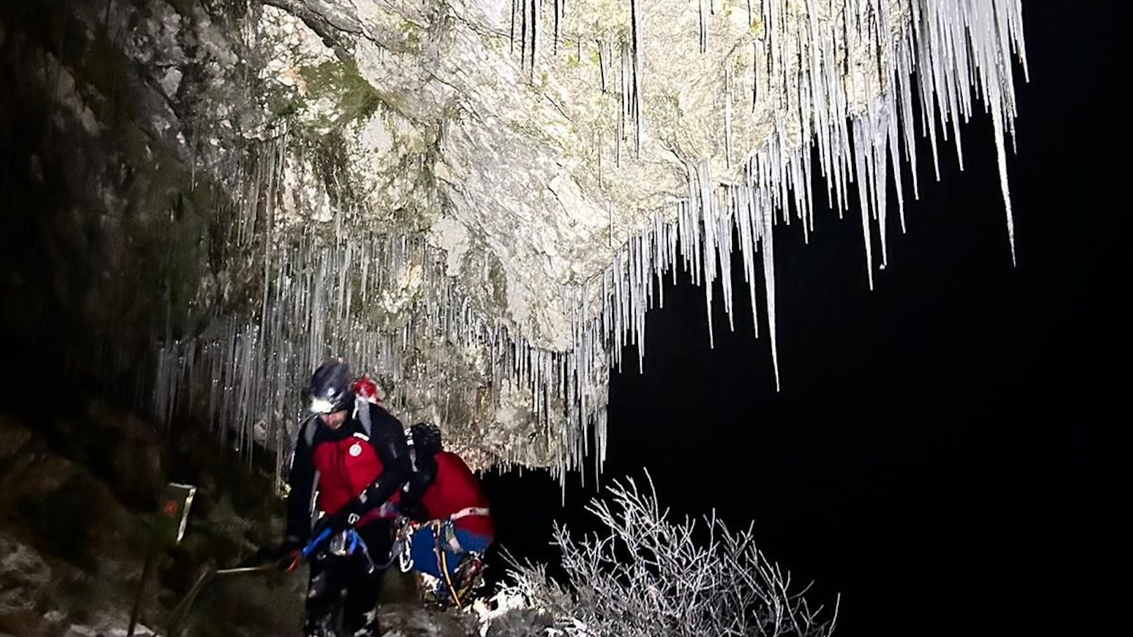 ... Eiszapfen zieren die Felsen, ein wunderschönes Naturschauspiel, das brandgefährliche Bedingungen beinhaltet.