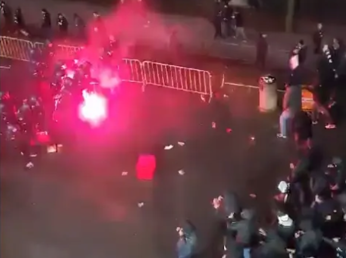 Frankfurt-Ultras im Clinch mit der Polizei. 