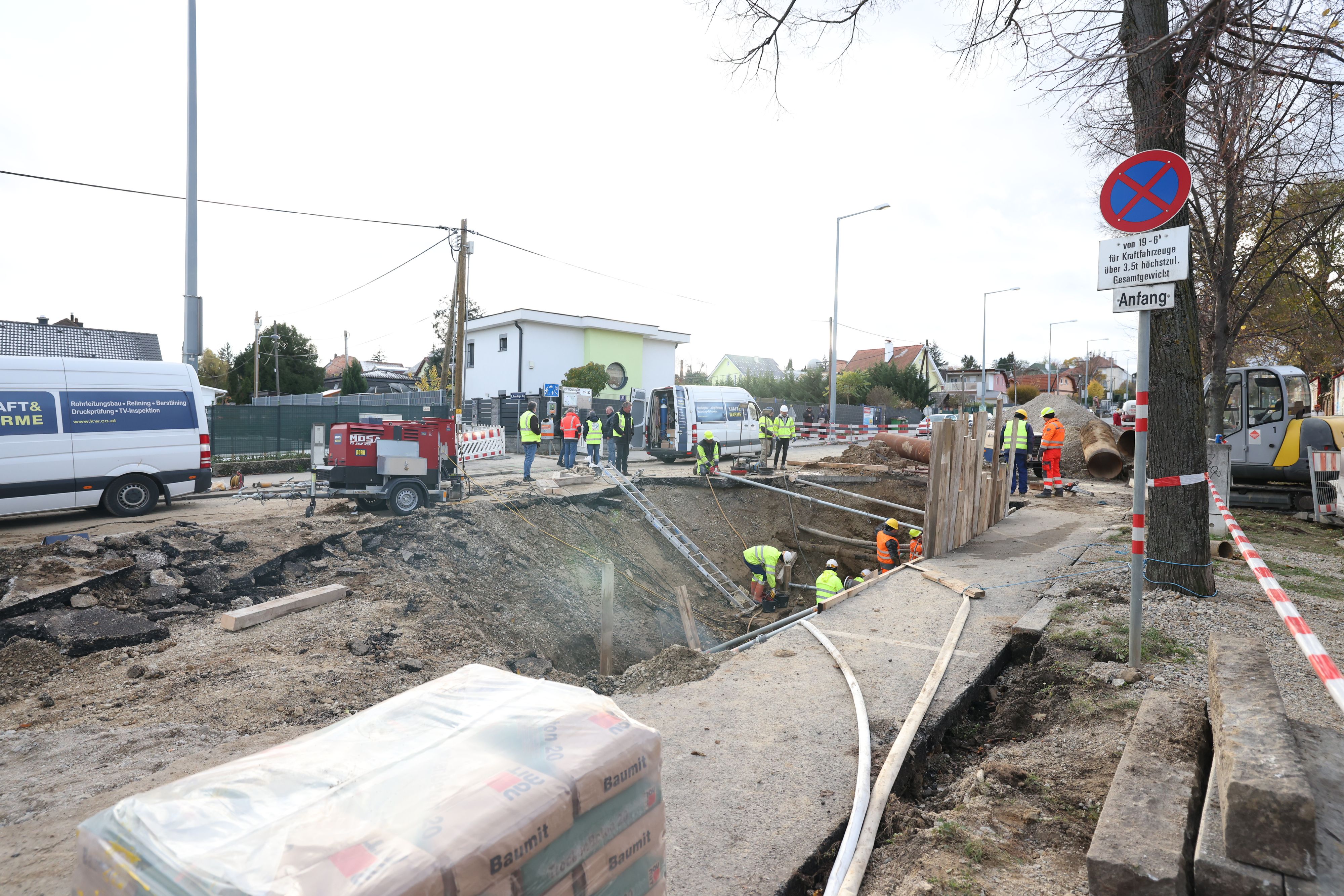 Wasserrohrbruch am Flötzersteig in Wien-Ottakring. 