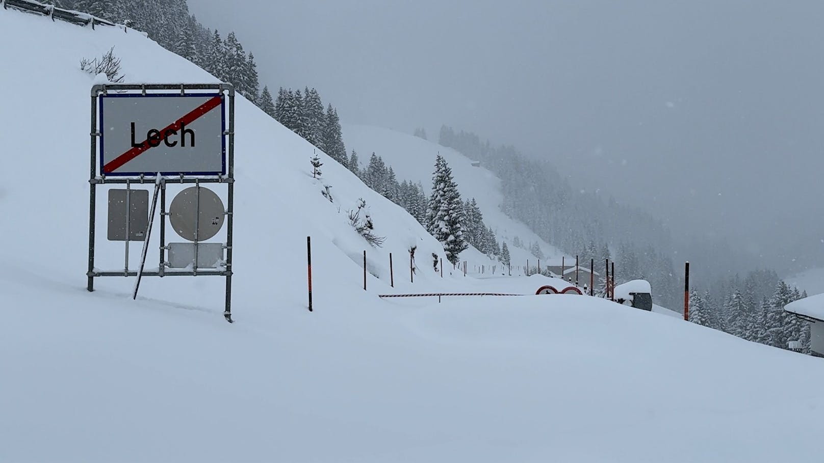 Der erste richtig heftige Wintereinbruch der Saison hat am 26. November die Ortschaften rund um den Arlberg regelrecht in Schneemassen versinken lassen.