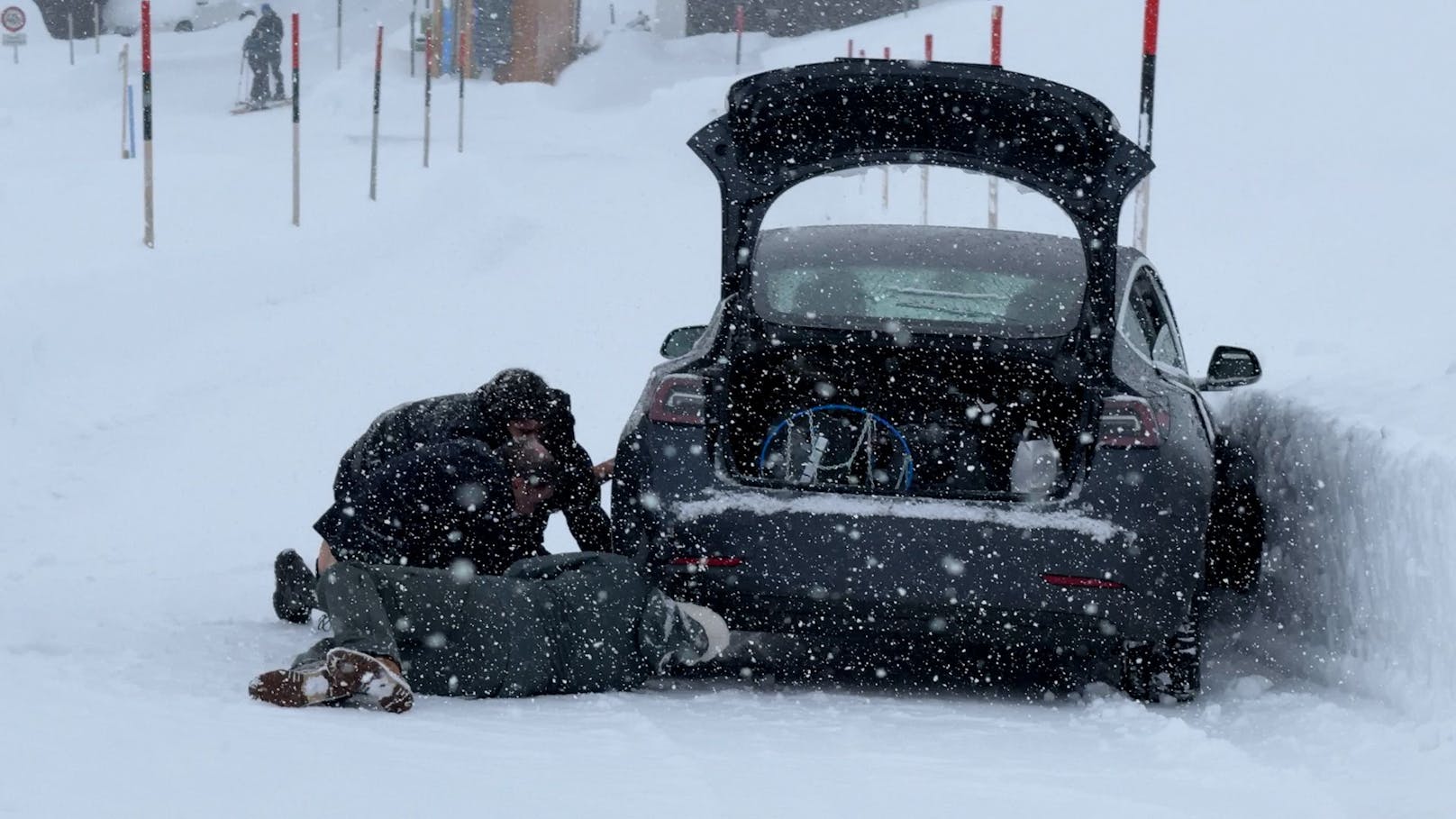 Der erste richtig heftige Wintereinbruch der Saison hat am 26. November die Ortschaften rund um den Arlberg regelrecht in Schneemassen versinken lassen.