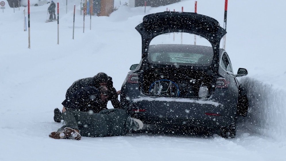 Der erste heftige Wintereinbruch der Saison hat am 26. November die Ortschaften rund um den Arlberg regelrecht in Schneemassen versinken lassen. Jetzt kommt wieder Schnee ins Land.
