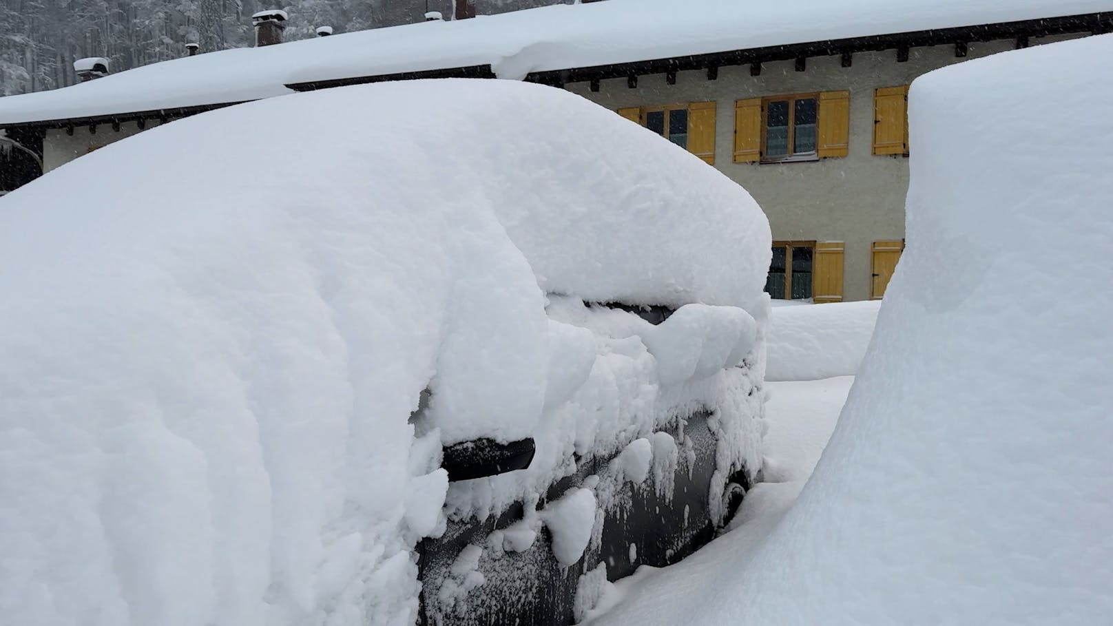 Autos versinken im Schnee – die Winter-Walze in Bildern