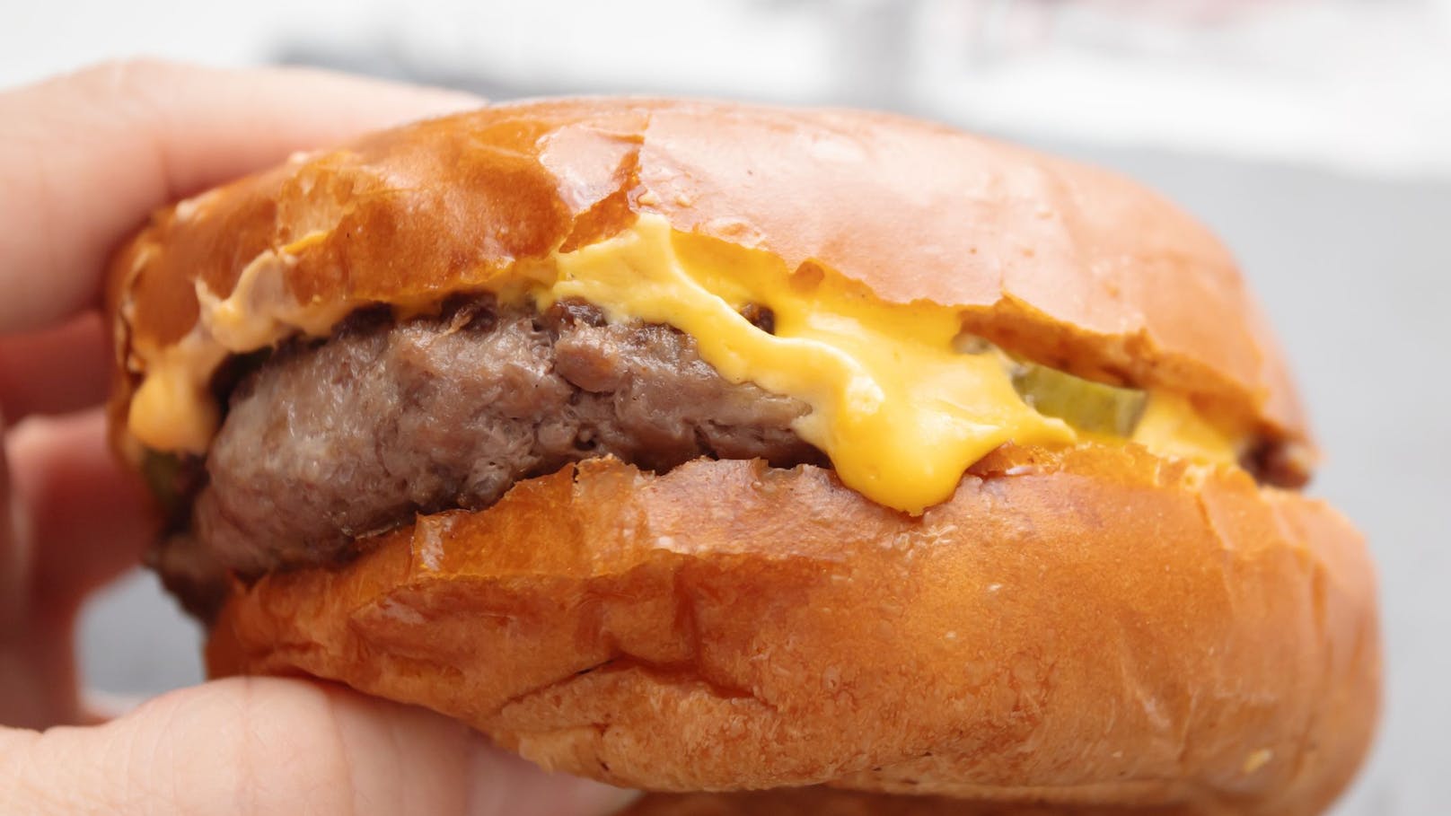 Übler Burger-Test – so kamen Darmbakterien ins Essen