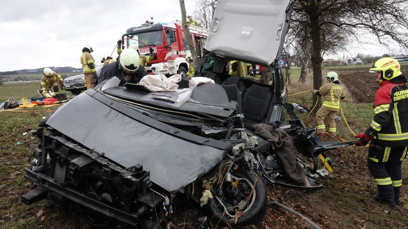 Kind (7) bei Unfall eingeklemmt! 5 Verletzte bei Crash