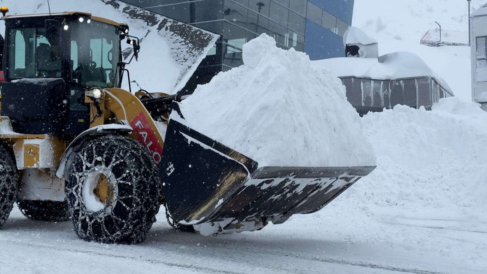 Der erste richtig heftige Wintereinbruch der Saison hat am 26. November die Ortschaften rund um den Arlberg regelrecht in Schneemassen versinken lassen.