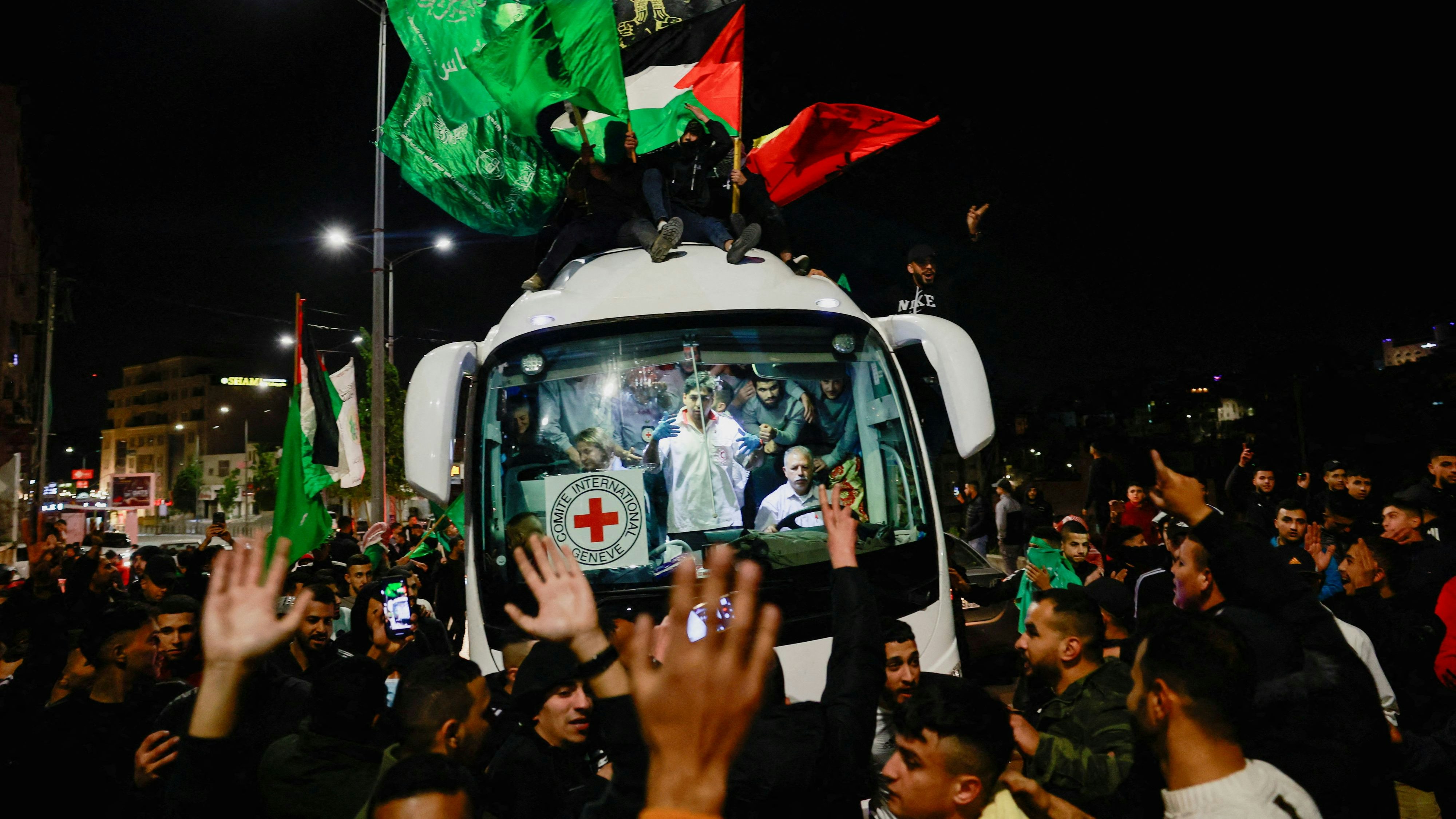 Freigelassene palästinische Häftlinge werden von Anhängern gefeiert. (26. November 2023)