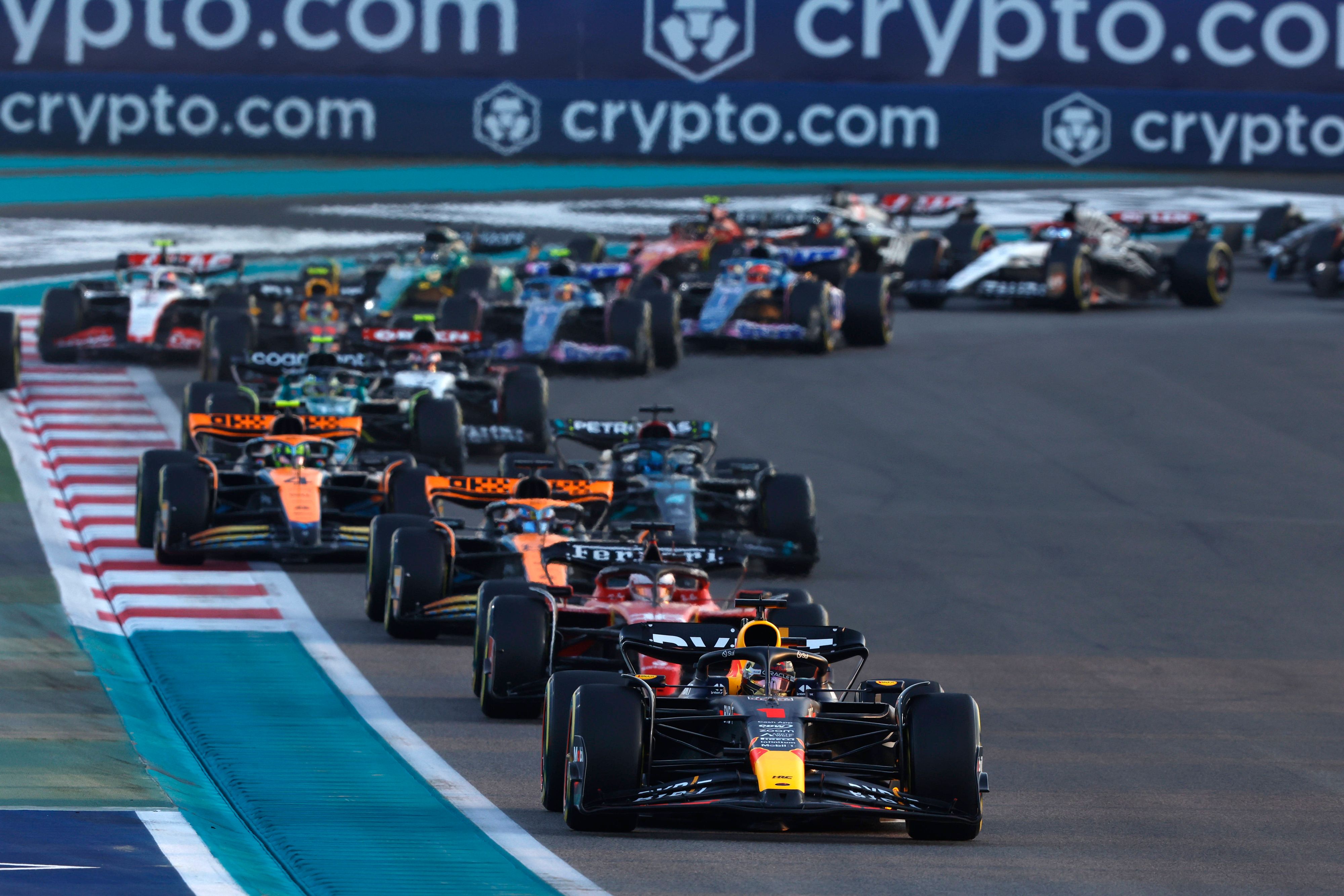 Max Verstappen fährt dem Rest des Feldes um die Ohren.