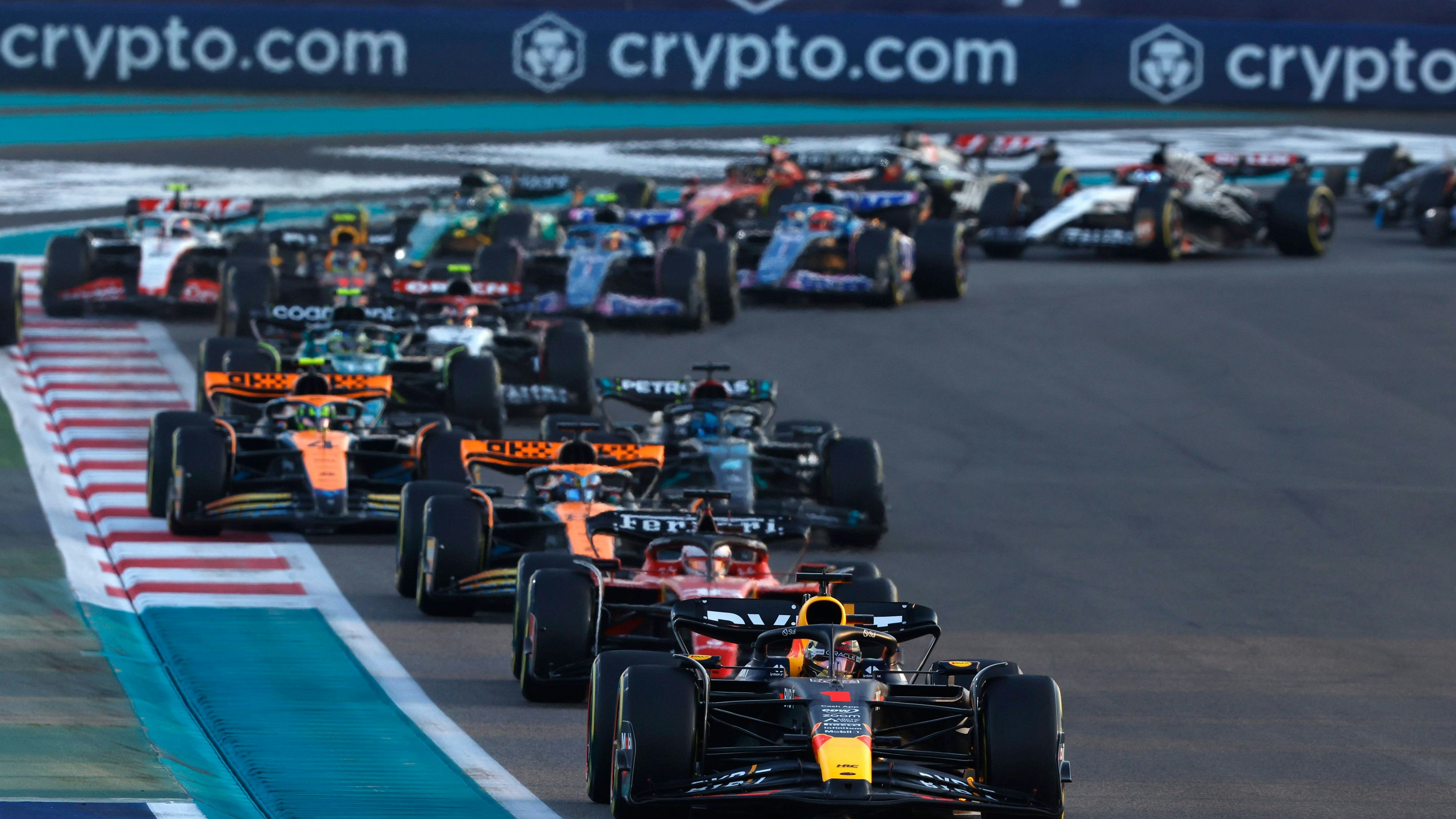 Max Verstappen fährt dem Rest des Feldes um die Ohren.