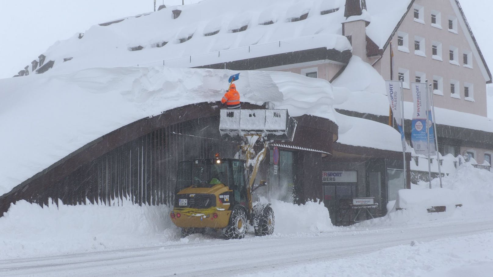 Der erste richtig heftige Wintereinbruch der Saison hat am 26. November die Ortschaften rund um den Arlberg regelrecht in Schneemassen versinken lassen.