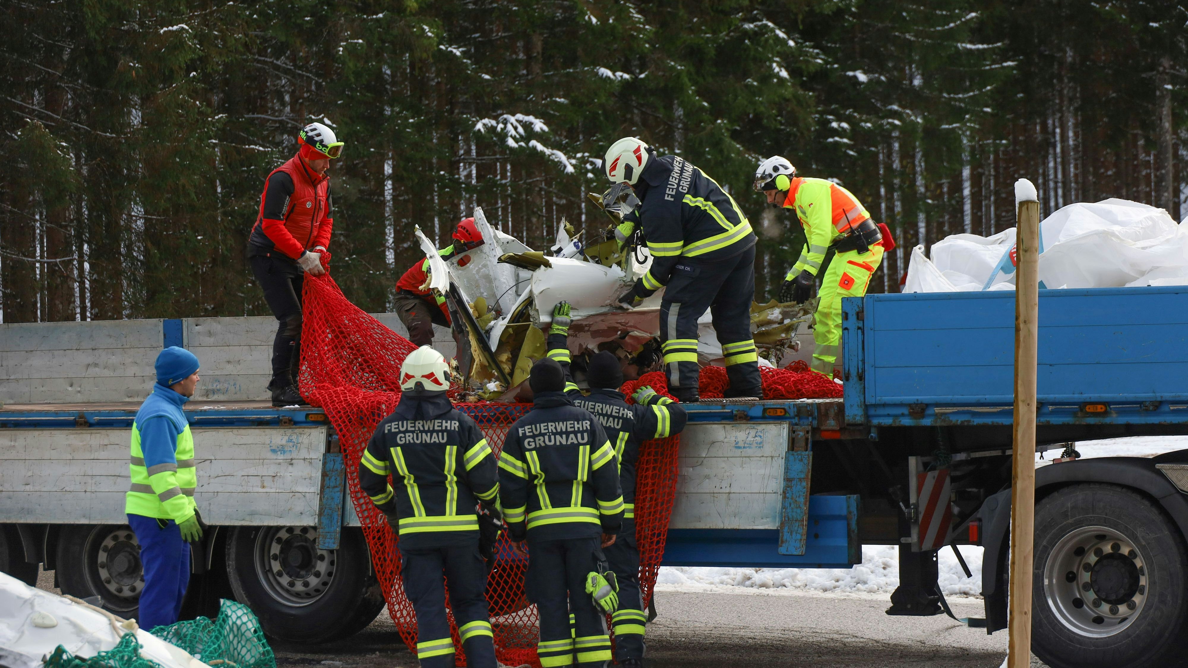 Das Wrack wurde am Montag von Spezialisten geborgen, die Leichen wurden nach Wien gebracht.