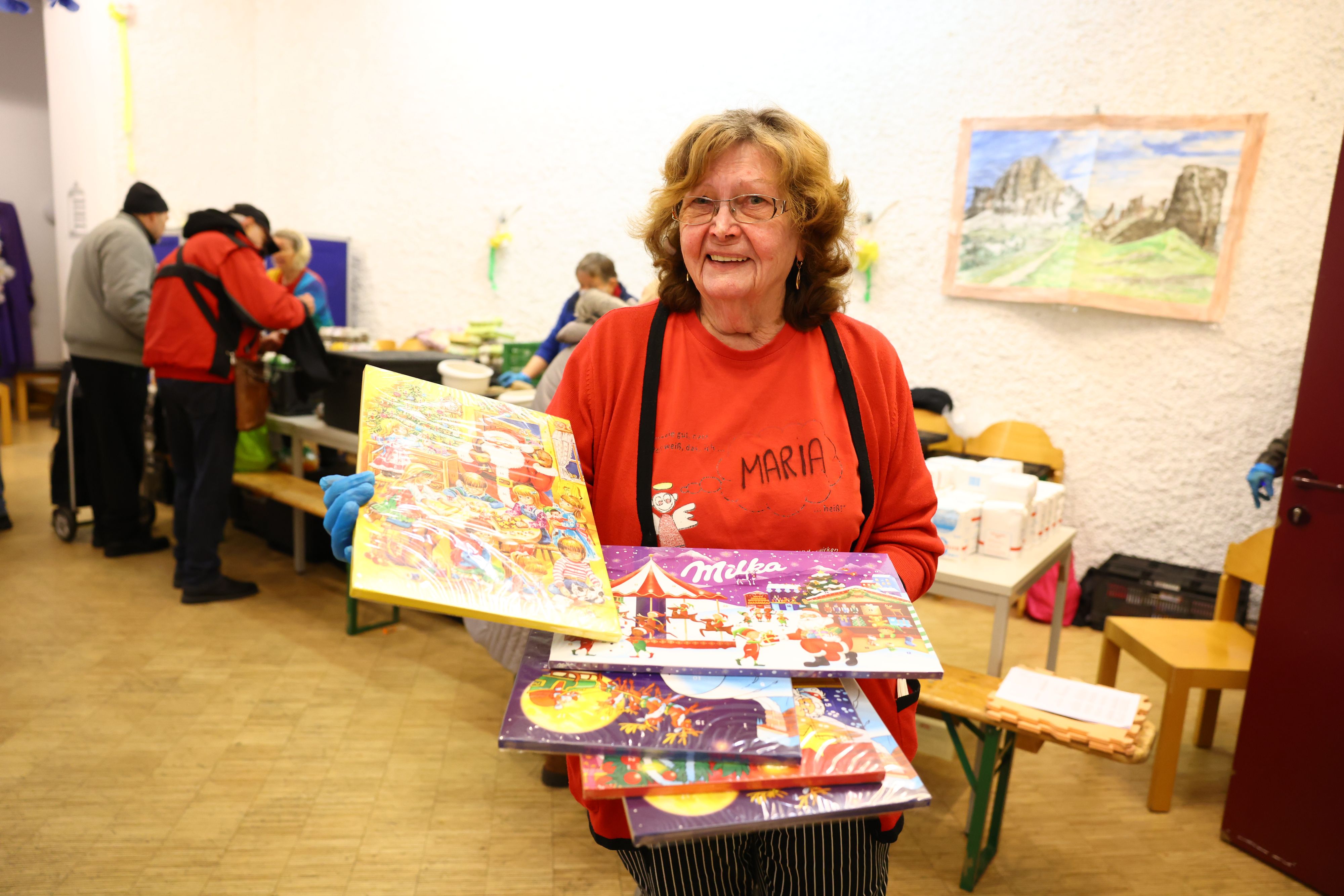 Caritas-Mitarbeiterin Maria verteilte an einem Tag fast 200 Kalender und lässt damit Kinderaugen strahlen.