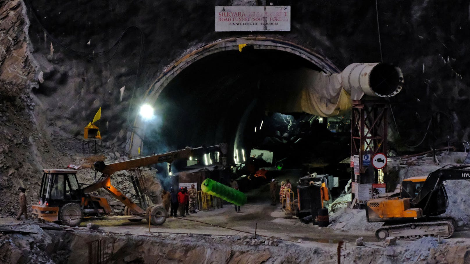 Schon seit Wochen dauert die Rettungsmission der 41 in einem Tunnel eingeschlossenen Arbeiter in Indien an. Sie könnte sich noch bis Weihnachten ziehen, vermuten Beobachter. 