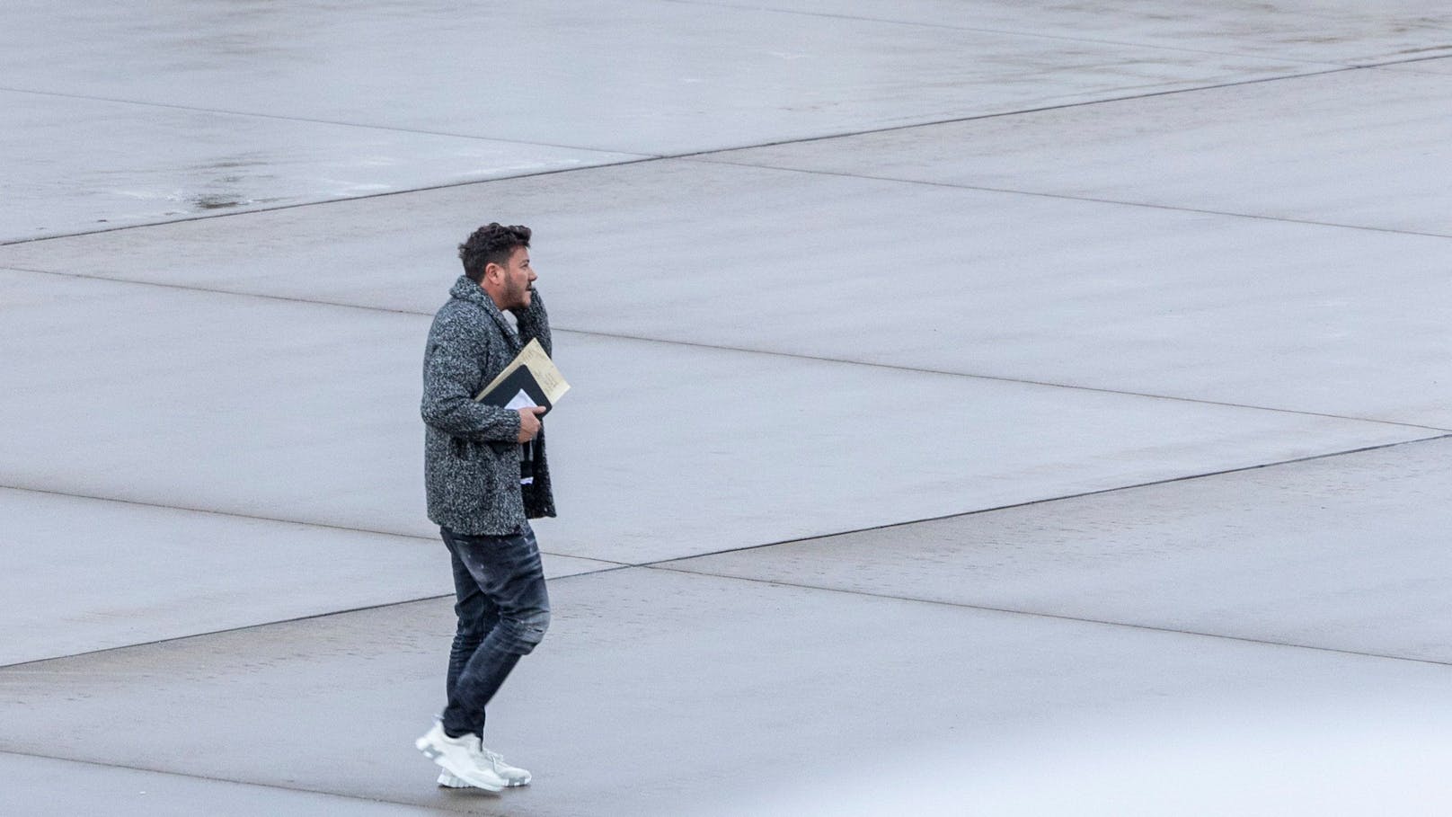 <strong>20.12.2023: Nach Signa-Pleite – wo René Benko jetzt eigentlich ist.</strong> Immo-Jongleur jettet zwischen Wien und Innsbruck hin und her. Und zahlt drei Millionen Euro für Fortbetrieb der Signa Holding. <a rel="nofollow" data-li-document-ref="120010343" href="https://www.heute.at/s/nach-signa-pleite-wo-rene-benko-jetzt-eigentlich-ist-120010343">Die ganze Story hier >>></a>