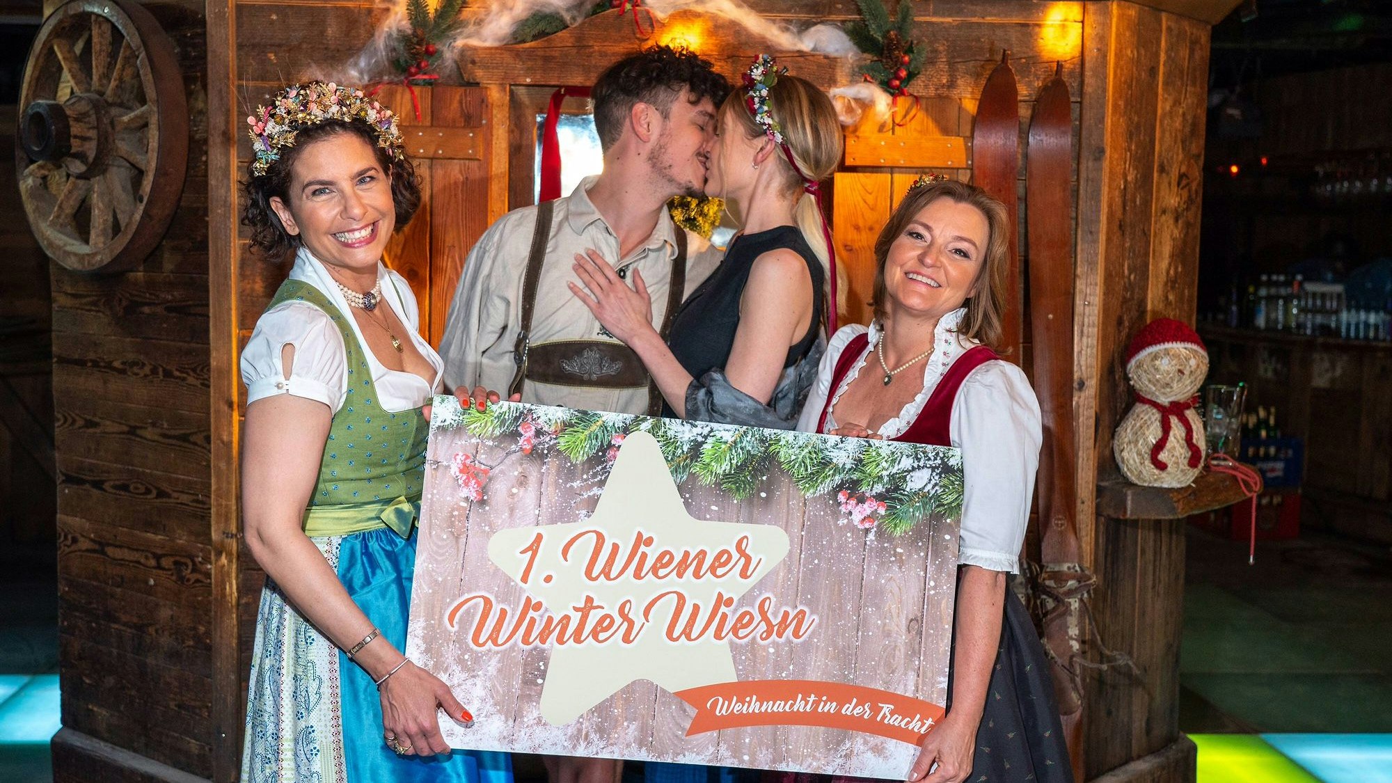 v.l.n.r.: Veranstalterinnen Sonja Kato-Mailath (links außen) und Claudia Wiesner (rechts außen) mit Antoine und Jasmine beim Fototermin zur 1. Wiener Winter Wiesn