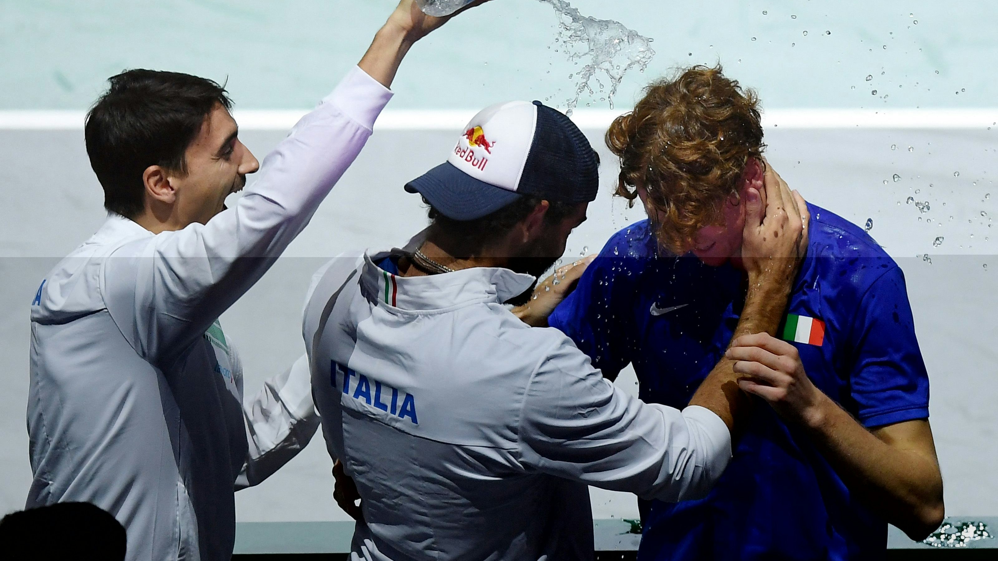 Download von www.picturedesk.com am 27.11.2023 (07:35).  Italy's Lorenzo Sonego (L) pours water over teammate Jannik Sinner (R) after beating Australia's Alex de Minaur during the second men's singles final tennis match between Australia and Italy of the Davis Cup tennis tournament at the Martin Carpena sportshall, in Malaga on November 26, 2023. (Photo by JORGE GUERRERO / AFP) - 20231126_PD13668 - Rechteinfo: Rights Managed (RM) Nur für redaktionelle Nutzung! Werbliche Nutzung erfordert Freigabe: bitte schicken Sie uns eine Anfrage.