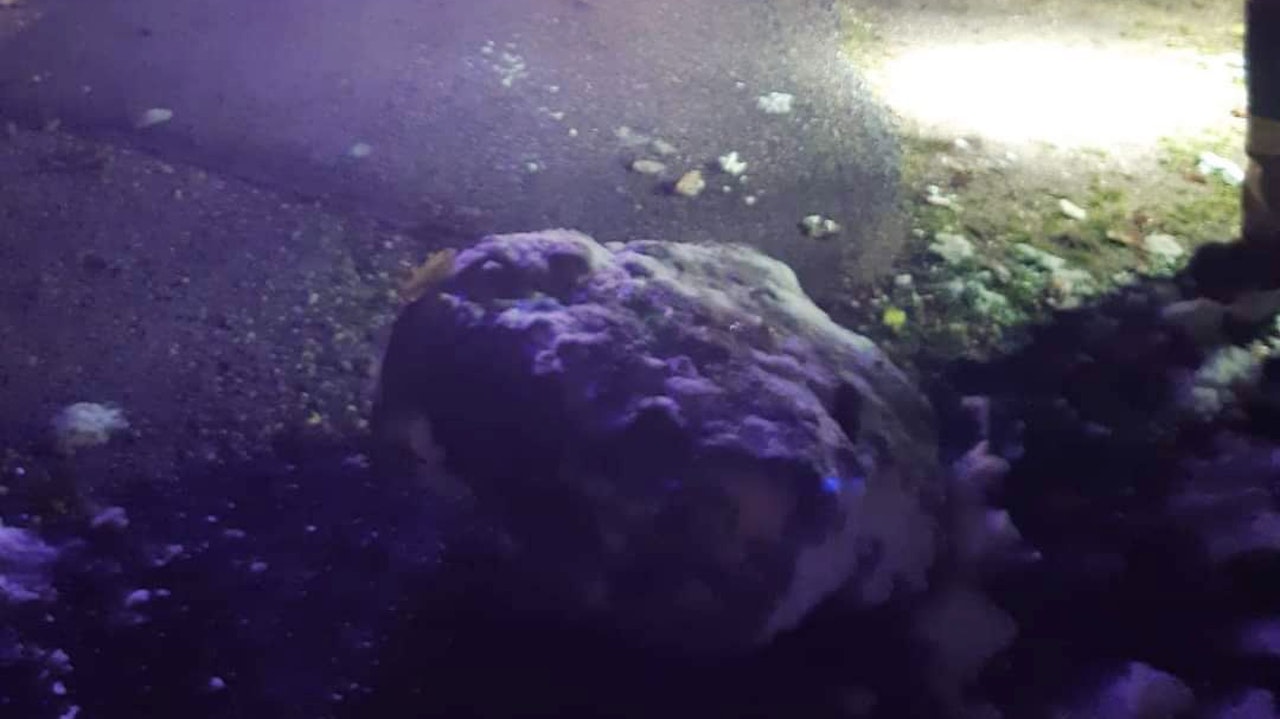 Heute.at - Felsbrocken zerstört Auto – Besitzer hat riesiges Glück