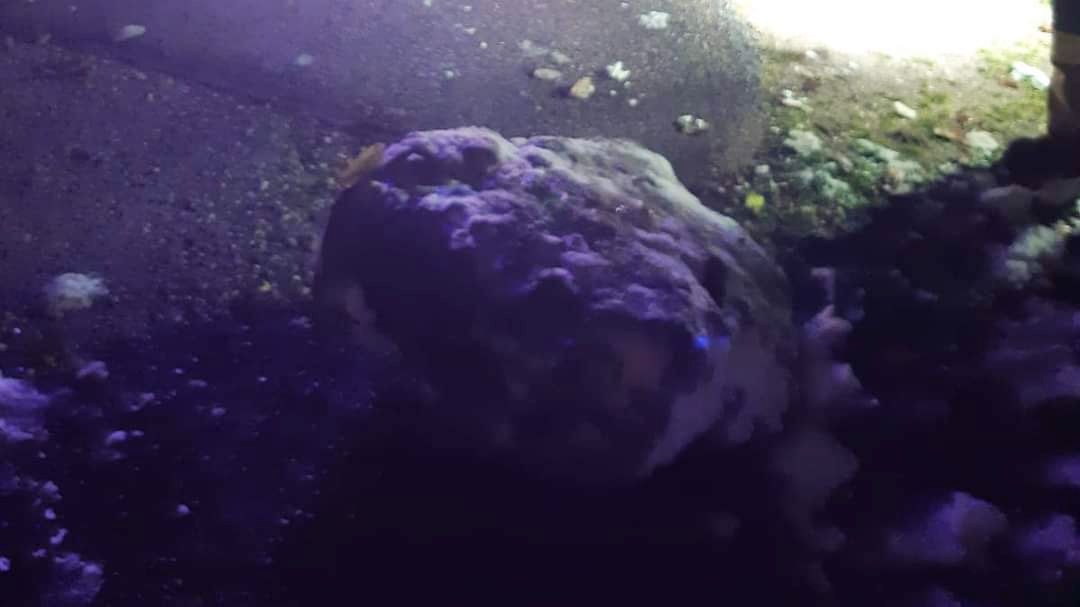 Der Pkw wurde von dem Stein schwer beschädigt.