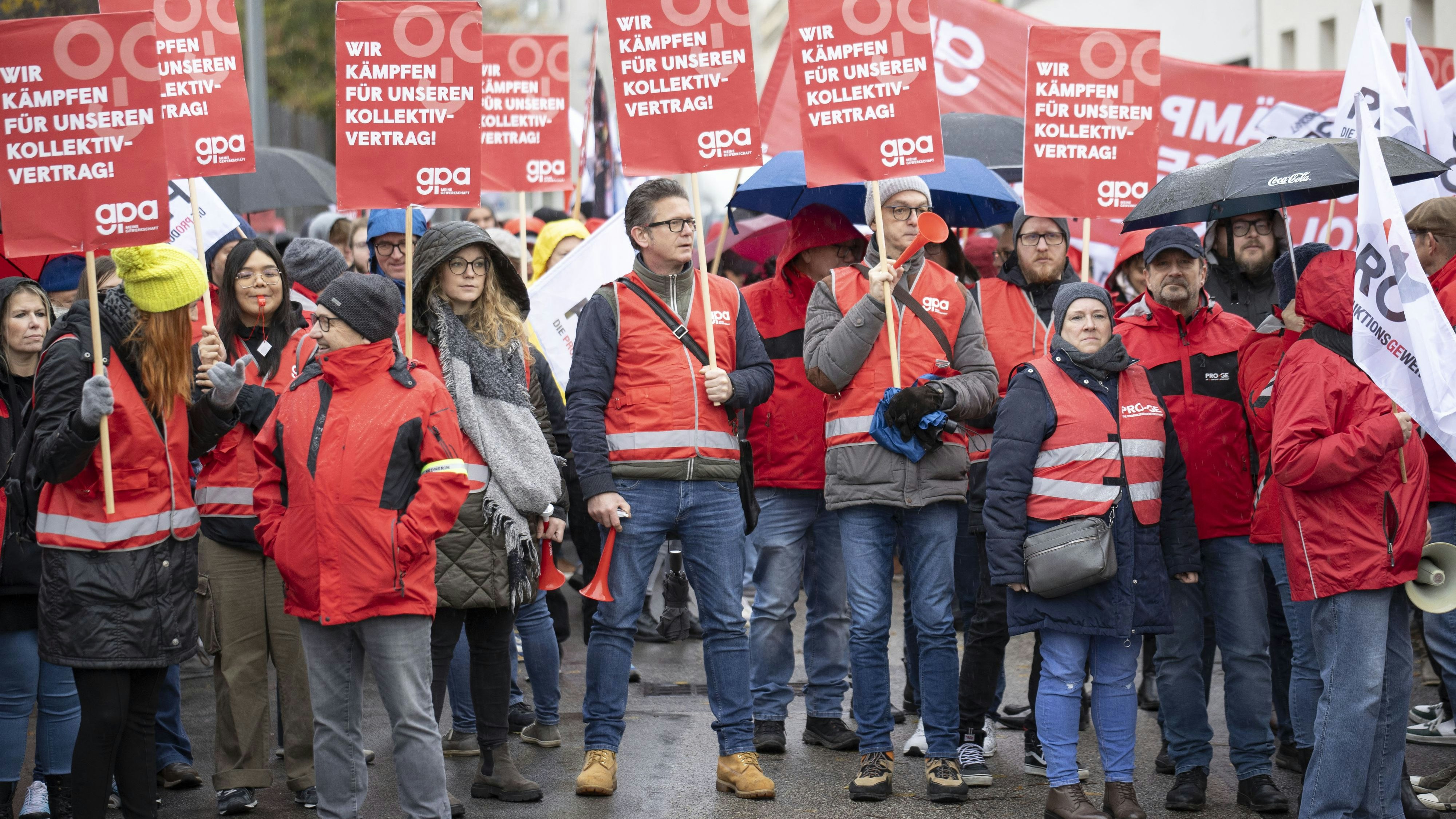 Download von www.picturedesk.com am 27.11.2023 (12:14).  ABD0028_20231124 - WIEN - ÖSTERREICH: Teilnehmer der Solidaritätskundgebung für die Beschäftigten der Metallindustrie am Freitag, 24. November 2023, in Wien. - FOTO: APA/TOBIAS STEINMAURER - 20231124_PD1046 - Rechteinfo: Rights Managed (RM)