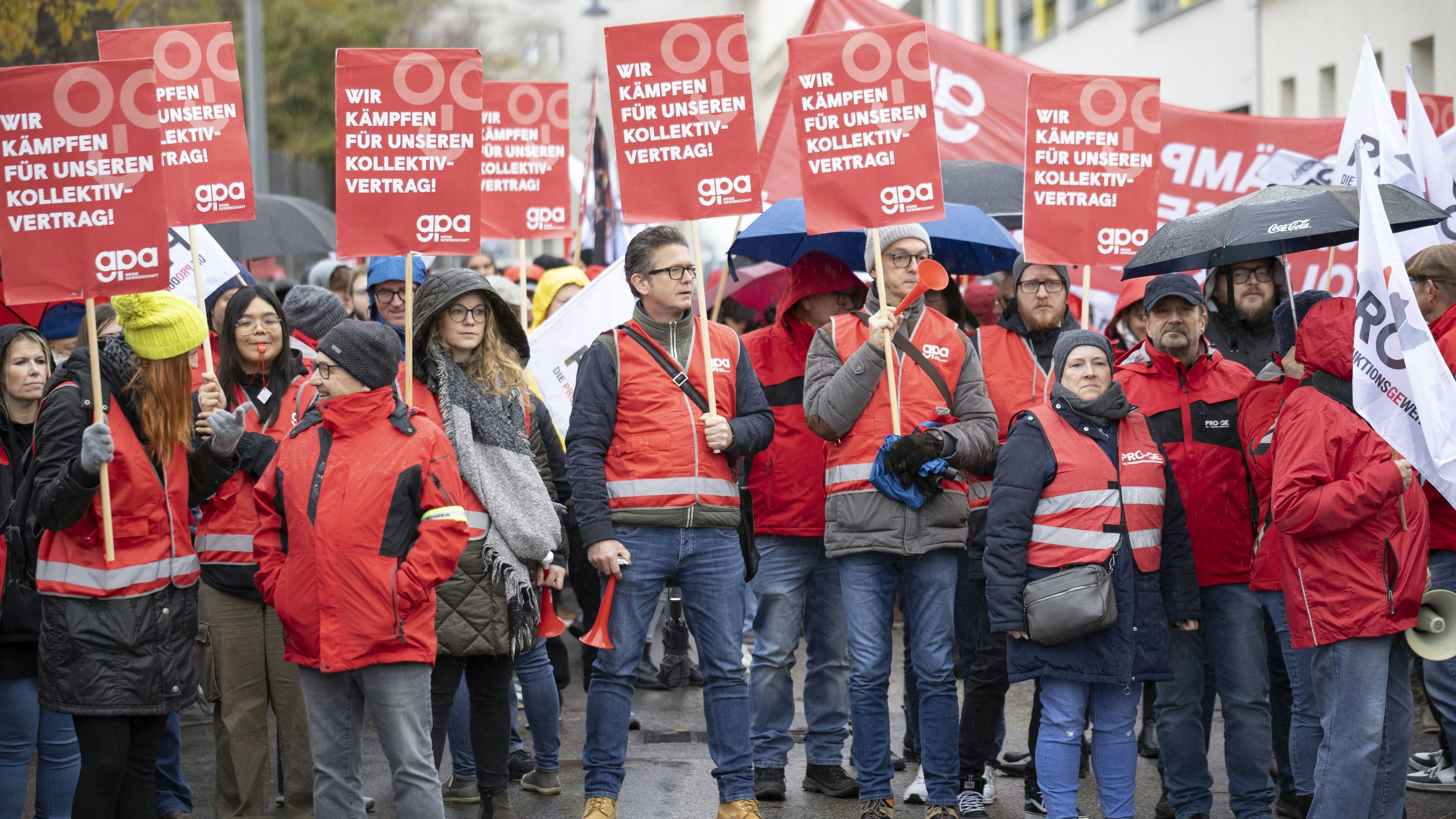 Download von www.picturedesk.com am 27.11.2023 (12:14).  ABD0028_20231124 - WIEN - ÖSTERREICH: Teilnehmer der Solidaritätskundgebung für die Beschäftigten der Metallindustrie am Freitag, 24. November 2023, in Wien. - FOTO: APA/TOBIAS STEINMAURER - 20231124_PD1046 - Rechteinfo: Rights Managed (RM)