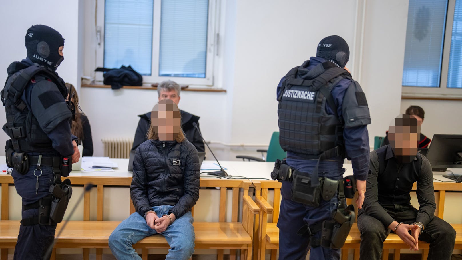 Am Montag und Dienstag müssen sich ein 17- und ein 18-jähriger Anhänger der Terror-Miliz "Islamischer Staat" wieder vor dem Wiener Straflandesgericht verantworten. 