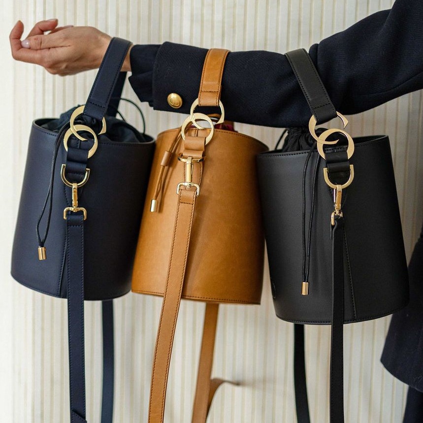 In drei verschiedenen Farben, Navy, Cognac und Schwarz, gibt es die LUNA Bag.