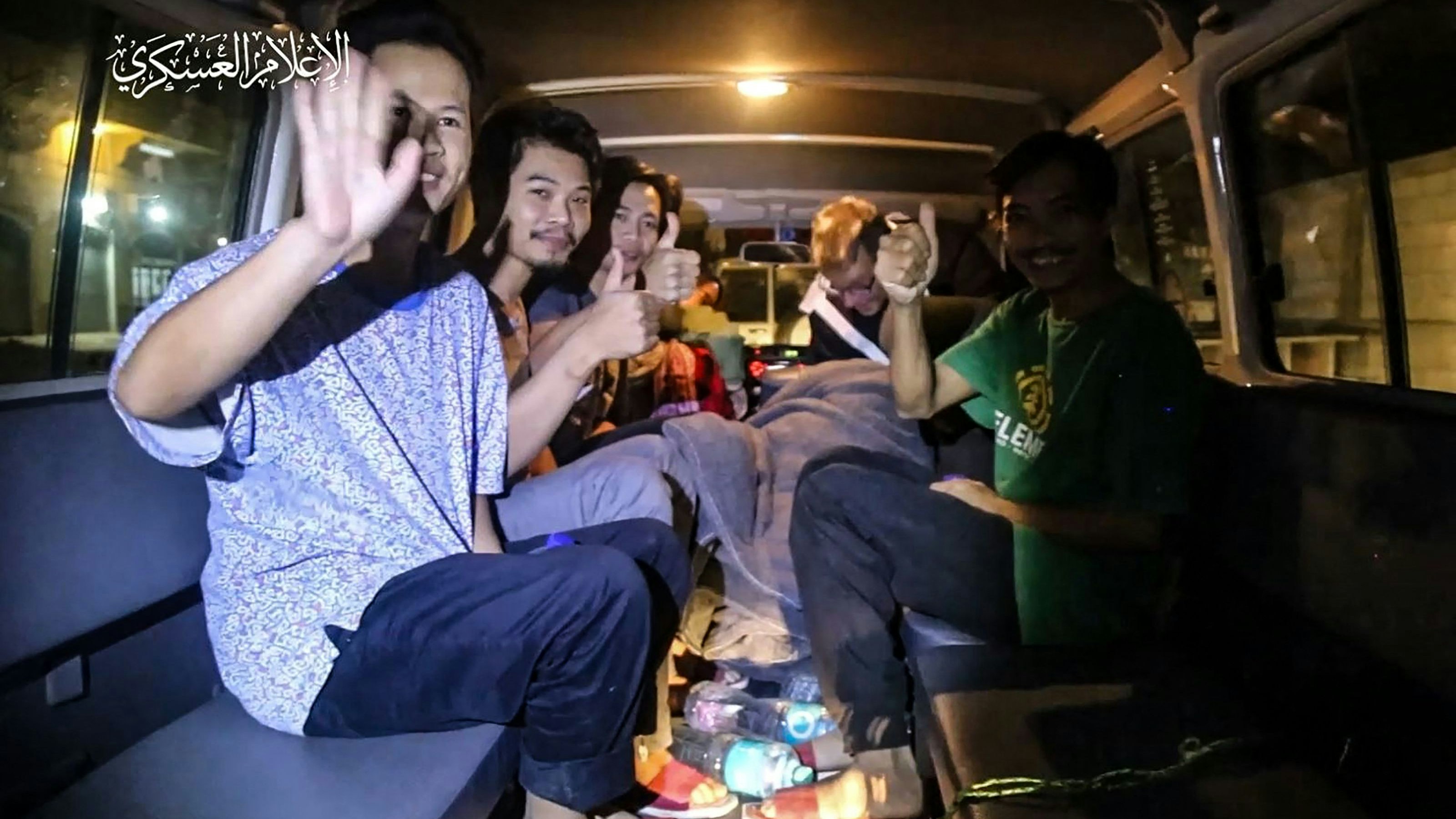 Dieses Bild wurde von der Terrormiliz Hamas zur Verfügung gestellt. Die Geiseln werden aufgefordert zu winken und zu lächeln. 