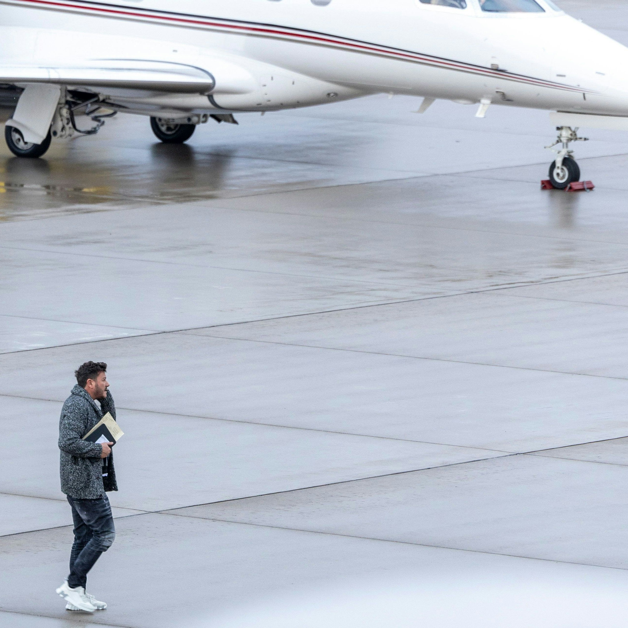 René Benko (46) schlendert in Hermès-Sneakern (Modell „Départ“, rund 800 Euro) über den Flughafen. Benko steigt mit seiner Familie am Sonntagnachmittag aus seinem Privatjet am Flughafen in Innsbruck. Sie kamen aus Barcelona
