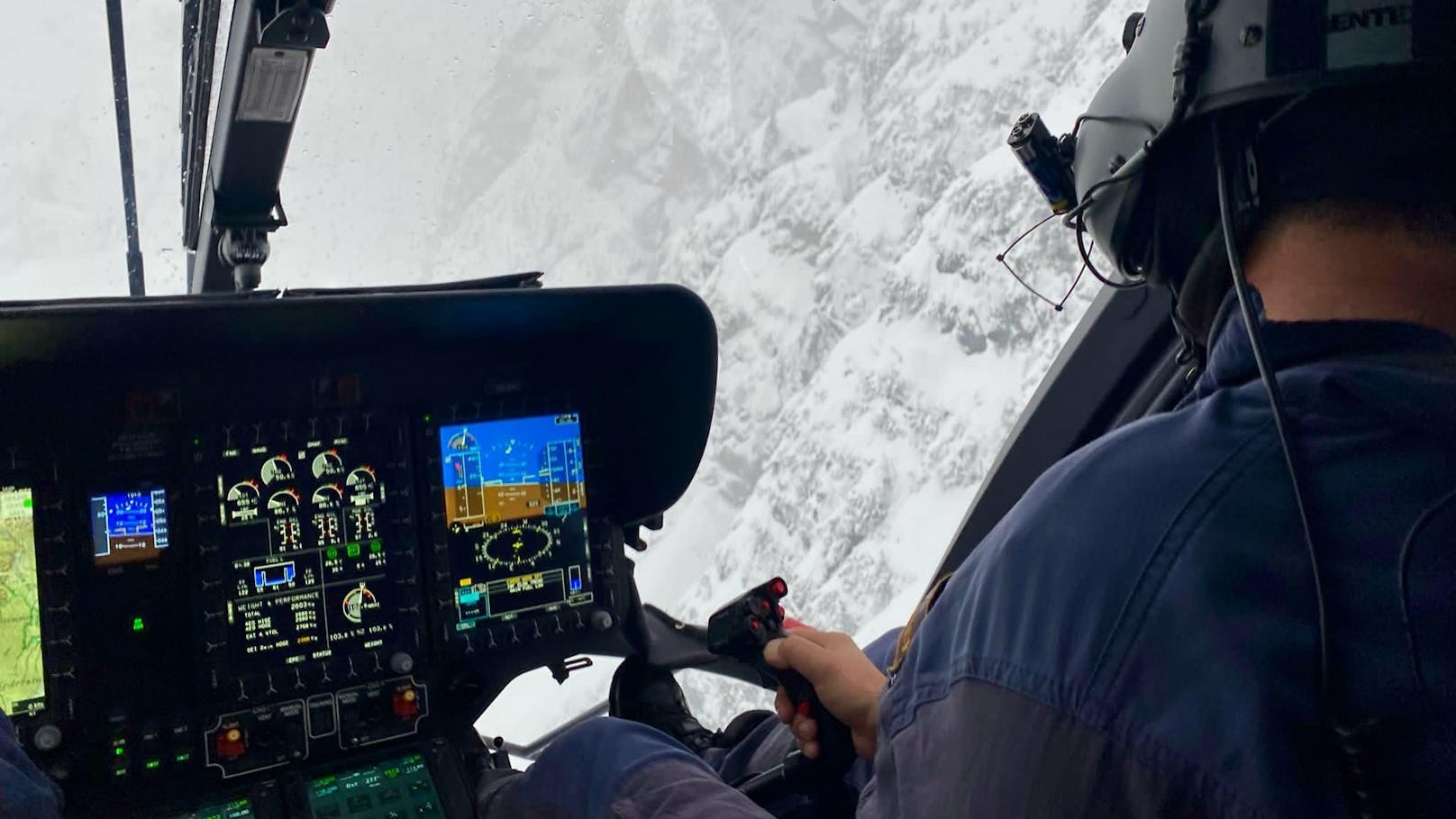 Dem Polizeihubschrauber gelang es bei äußerst herausfordernden Bedingungen mit dem RECCO SAR-System einen strukturierten Überflug über das weitläufige Suchgebiet im unwegsamen und alpinen Gelände.