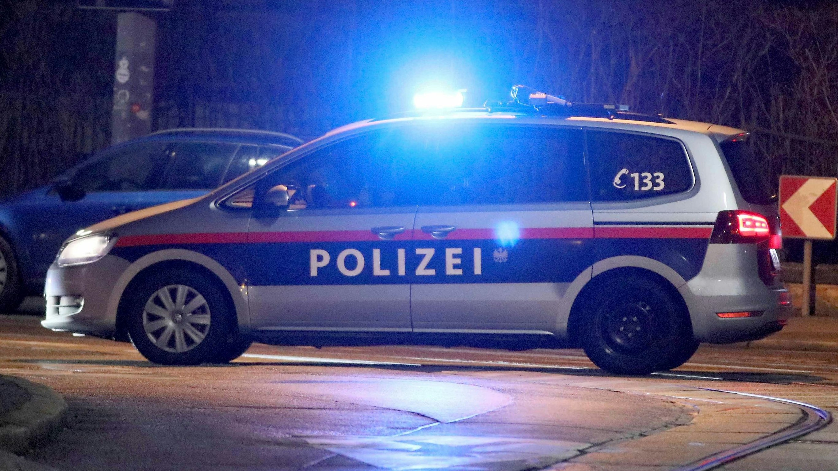 Durch die alarmierten Beamten konnten die beiden Tatverdächtigen in einem Lokal in der Nähe vorläufig festgenommen werden (Symbolbild).