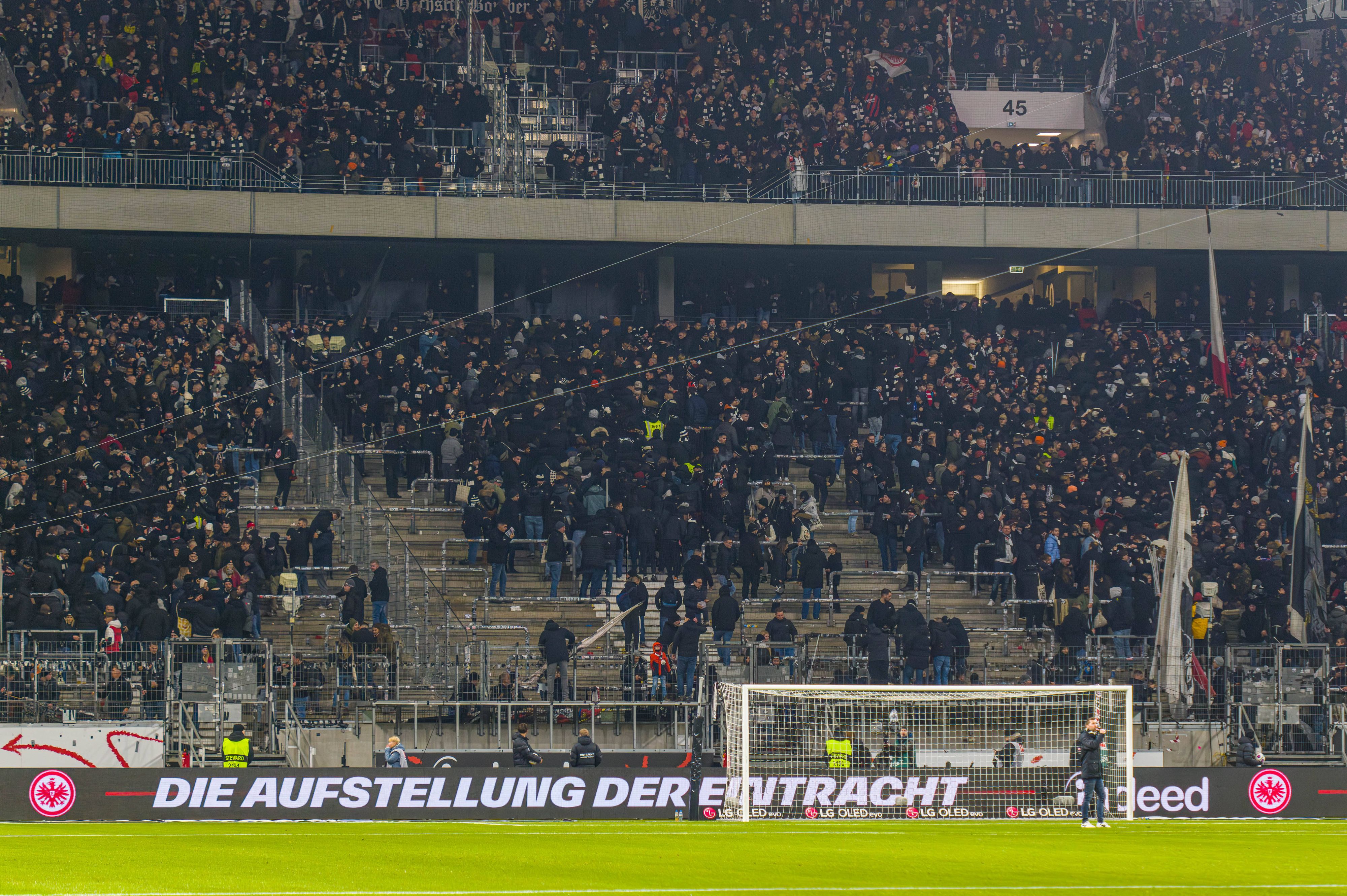 Die Ultras von Eintracht Frankfurt verließen nach Fan-Ausschreitungen das Stadion.