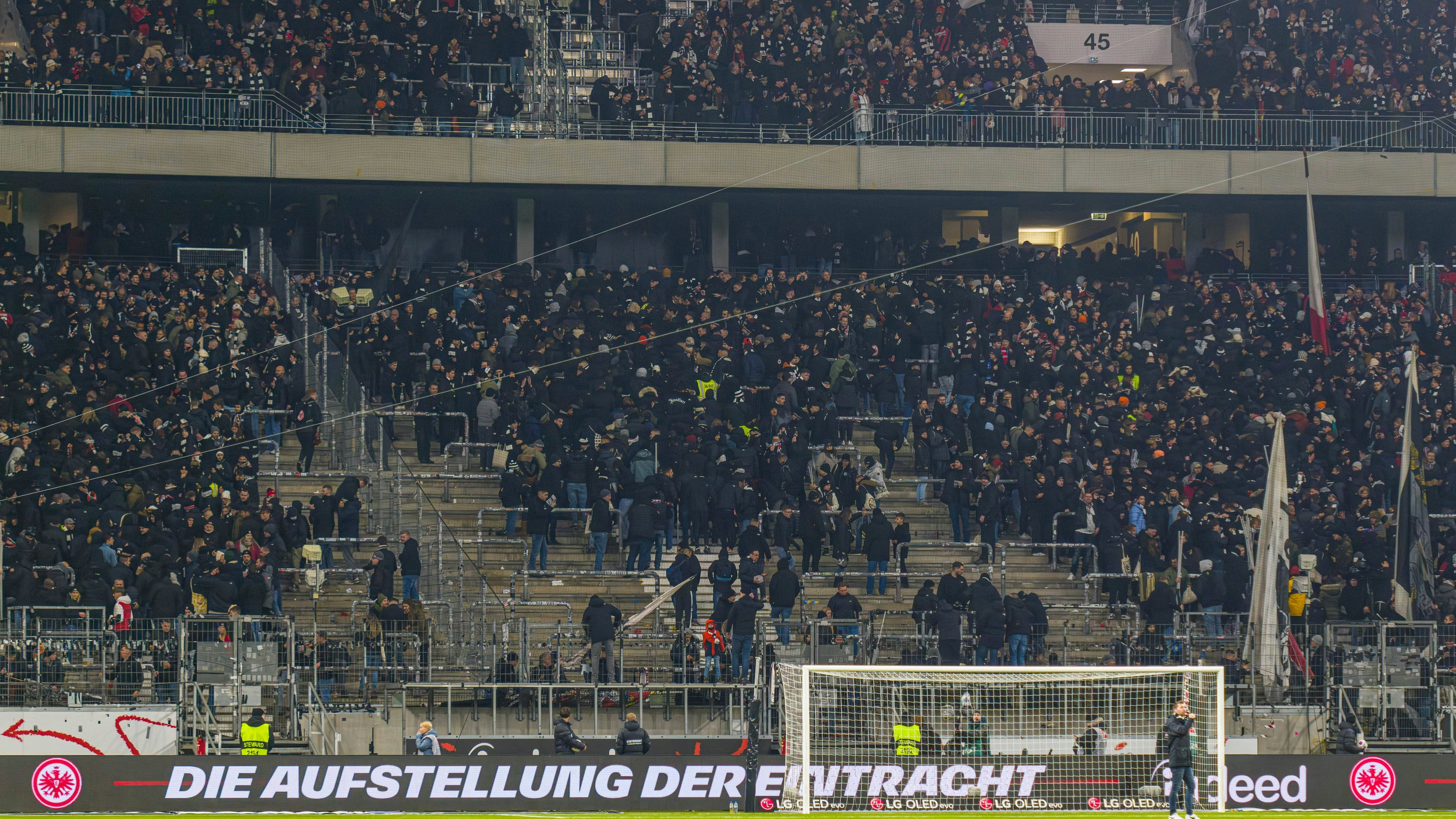Die Ultras von Eintracht Frankfurt verließen nach Fan-Ausschreitungen das Stadion.