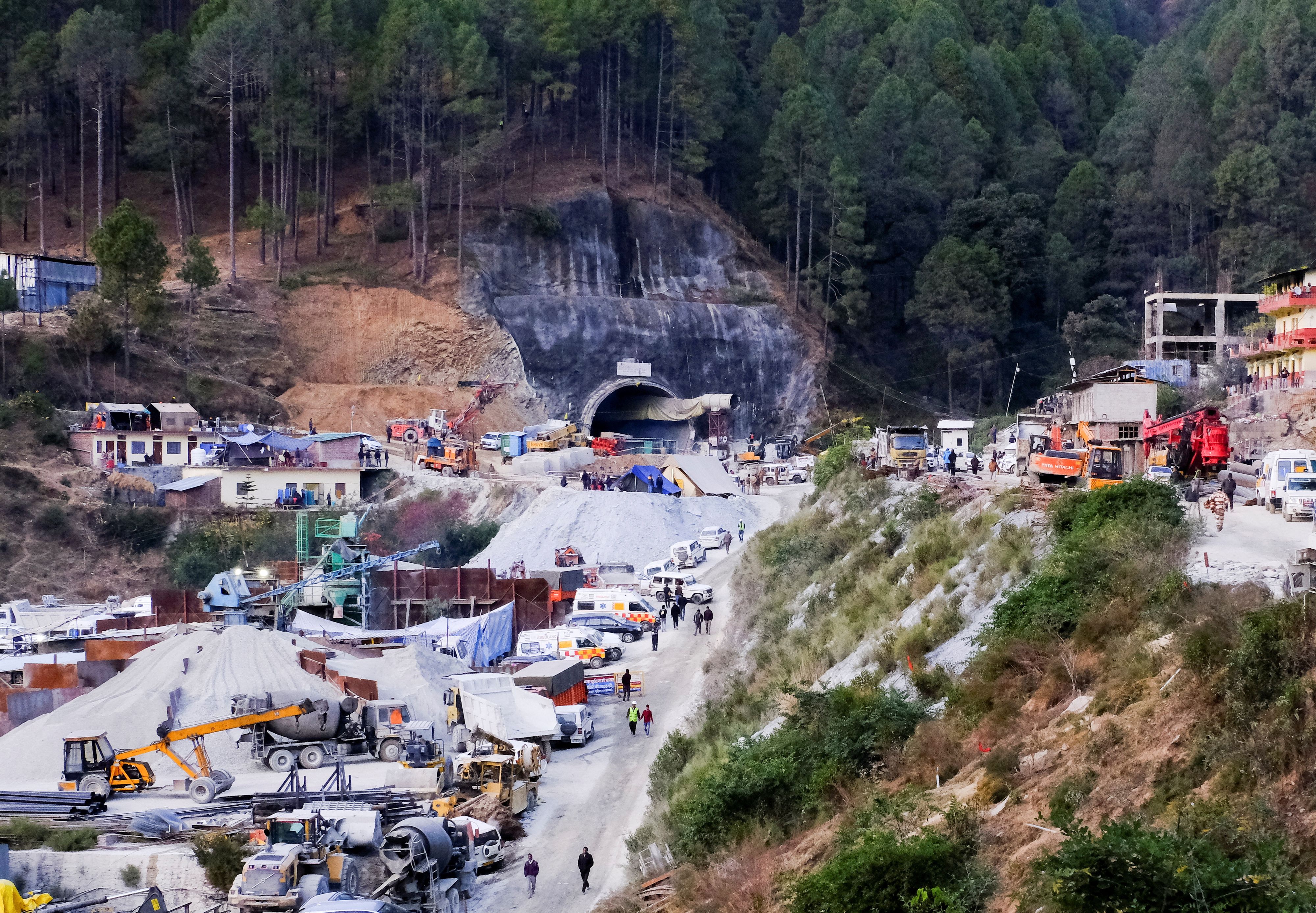 Schon seit Wochen dauert die Rettungsmission der 41 in einem Tunnel eingeschlossenen Arbeiter in Indien an. Sie könnte sich noch bis Weihnachten ziehen, vermuten Beobachter. 
