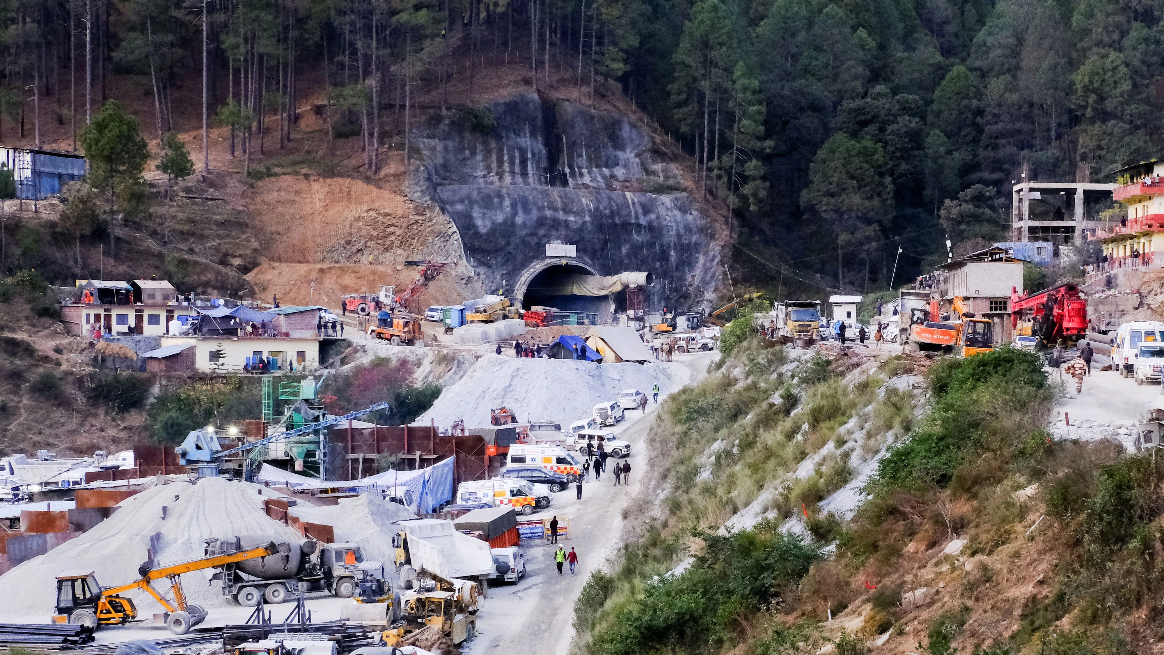 Schon seit Wochen dauert die Rettungsmission der 41 in einem Tunnel eingeschlossenen Arbeiter in Indien an. Sie könnte sich noch bis Weihnachten ziehen, vermuten Beobachter. 