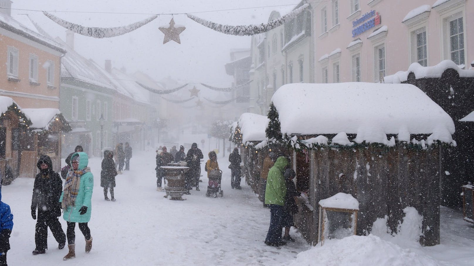 Wintereinbruch in Österreich: Der traditionsreiche "Mariazeller Advent" ist komplett eingeschneit.