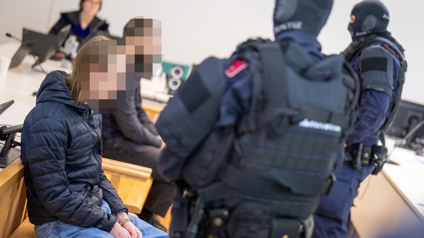 Neben terroristischer Vereinigung (§278b StGB) müssen die zwei daher im auf zwei Tage anberaumten Prozess auch wegen versuchter schwerer Körperverletzung gerade stehen.