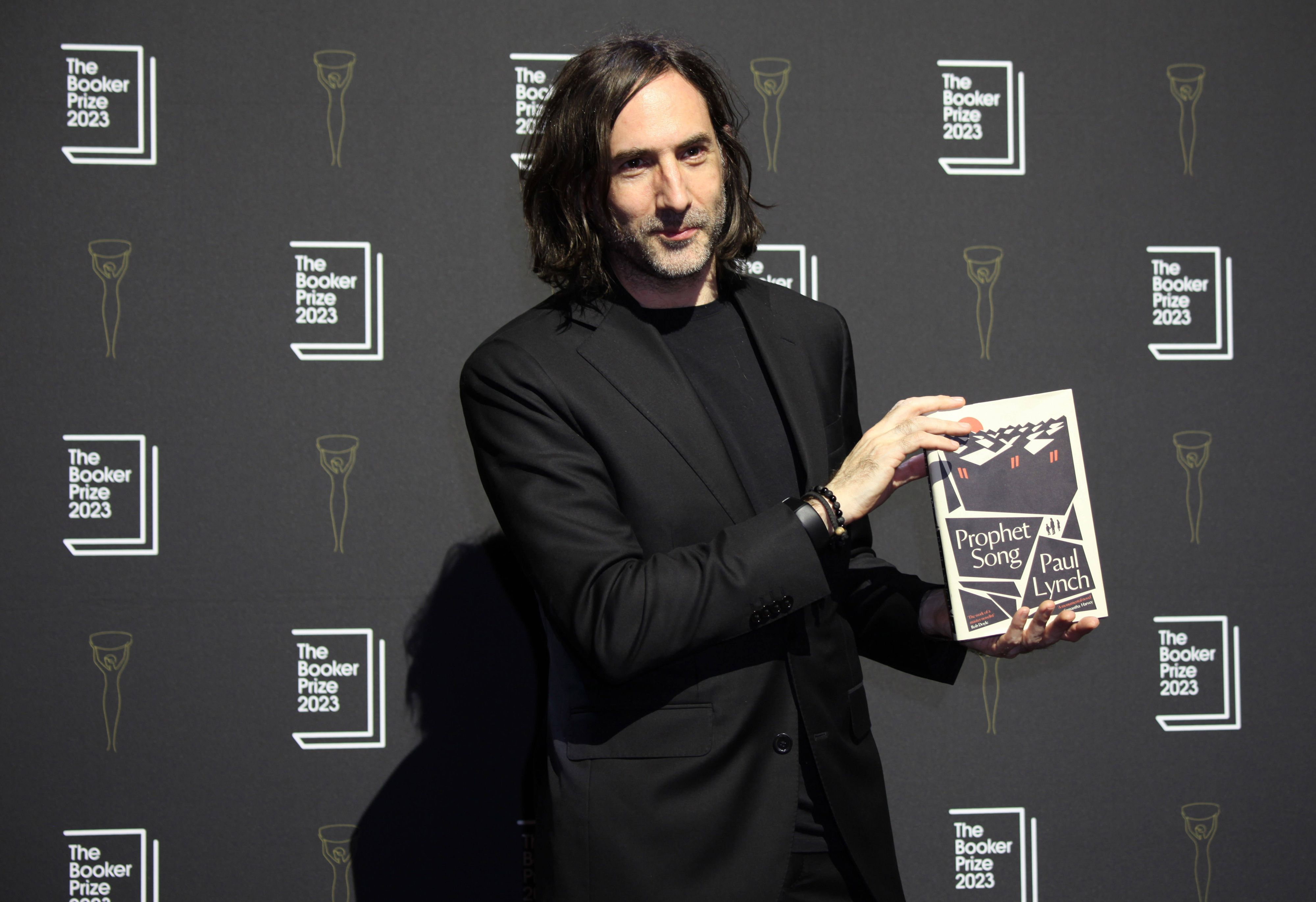 Paul Lynch holt sich den Preis für seinen Roman 