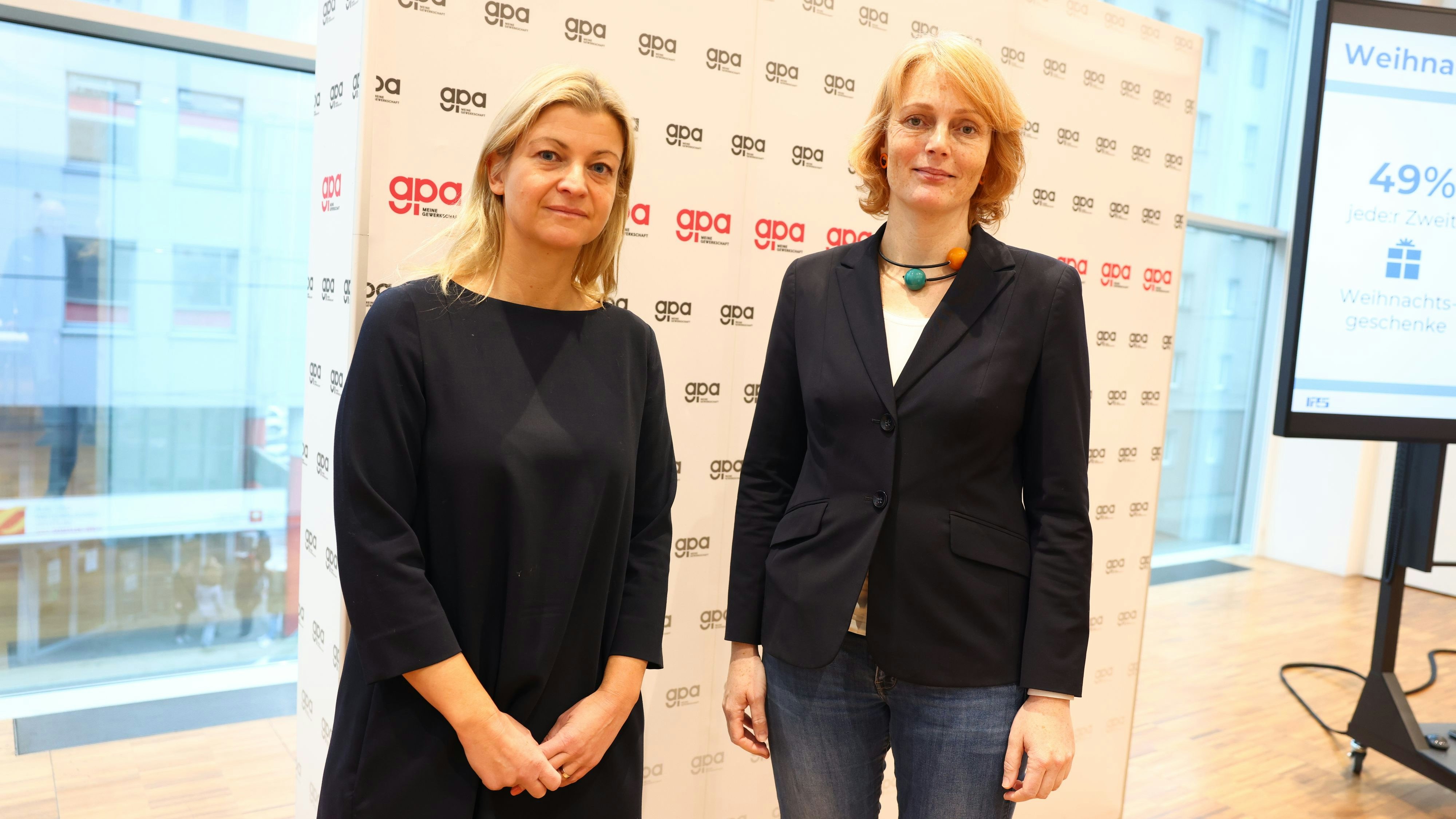 GPA-Vorsitzende Barbara Teiber (li.) und IFES-Geschäftsführerin Eva Zeglovits bei der Präsentation der Studienergebnisse zum Weihnachtsgeld 2023.