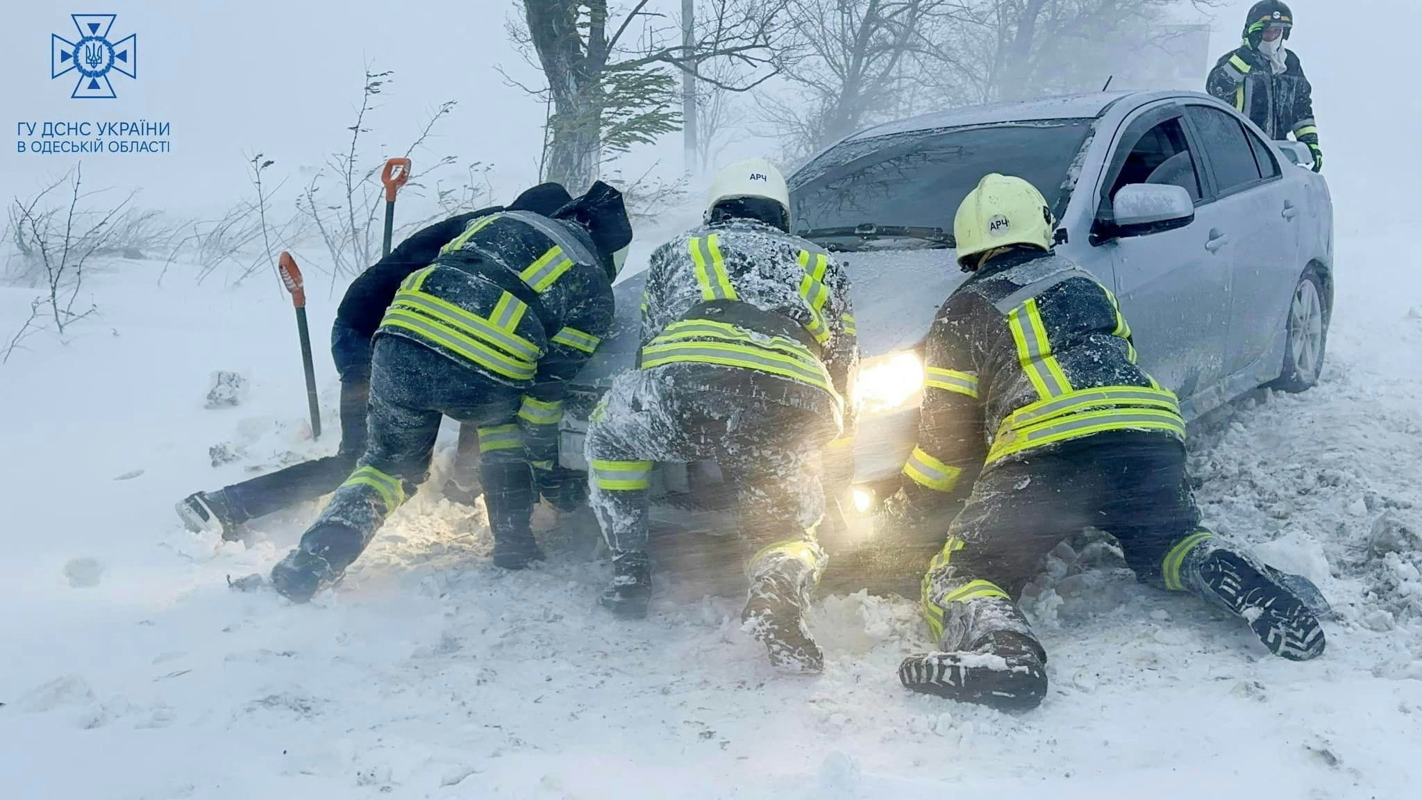 In der Hafenstadt Odessa blieben zahlreiche Fahrzeuge im Schnee stecken.