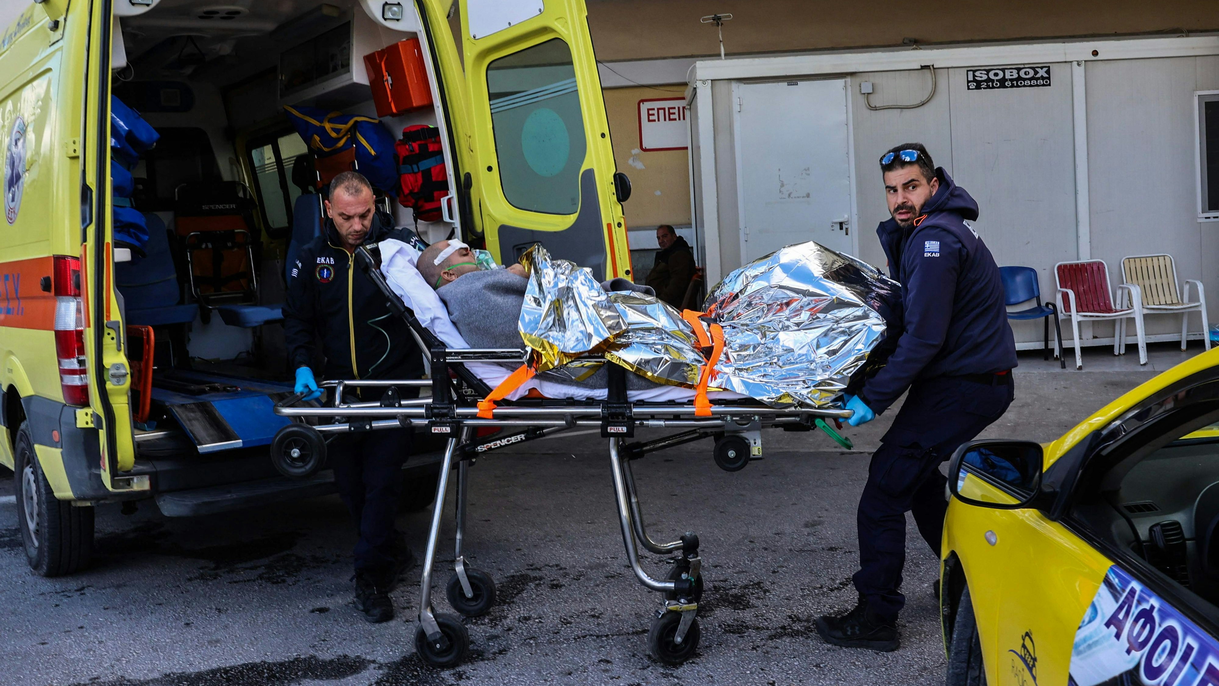 Download von www.picturedesk.com am 27.11.2023 (14:57).  Medical staffs carry on a stretcher a survivor from the Comoros-flagged cargo ship that has sunk off the island of Lesbos, at a hospital on Lesbos Island on November 26, 2023. A Comoros-flagged cargo ship with 14 people on board has sunk off the island of Lesbos in gale-force winds, the Greek coastguard said on November 26, 2023, prompting a major rescue operation. A navy helicopter picked up one crew member of the RAPTOR cargo ship, according to the coastguard, who has been taken to Lesbos General Hospital. (Photo by Manolis LAGOUTARIS / AFP) - 20231126_PD1879 - Rechteinfo: Rights Managed (RM) Nur für redaktionelle Nutzung! Werbliche Nutzung erfordert Freigabe: bitte schicken Sie uns eine Anfrage.