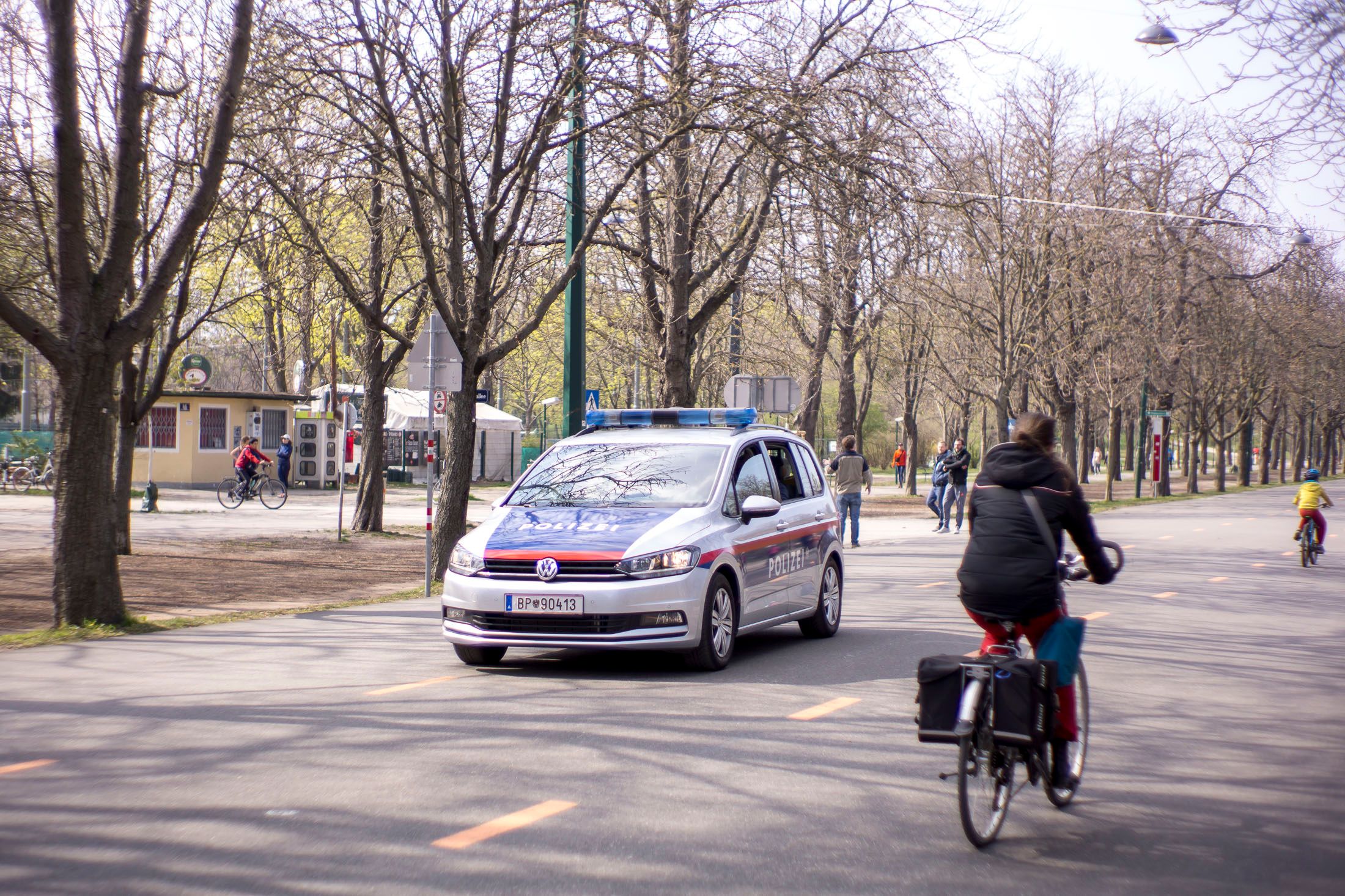 Beschweren wird sich wohl kaum wer, trotzdem wäre es verboten: Das Gehen auf der Hauptallee. 
