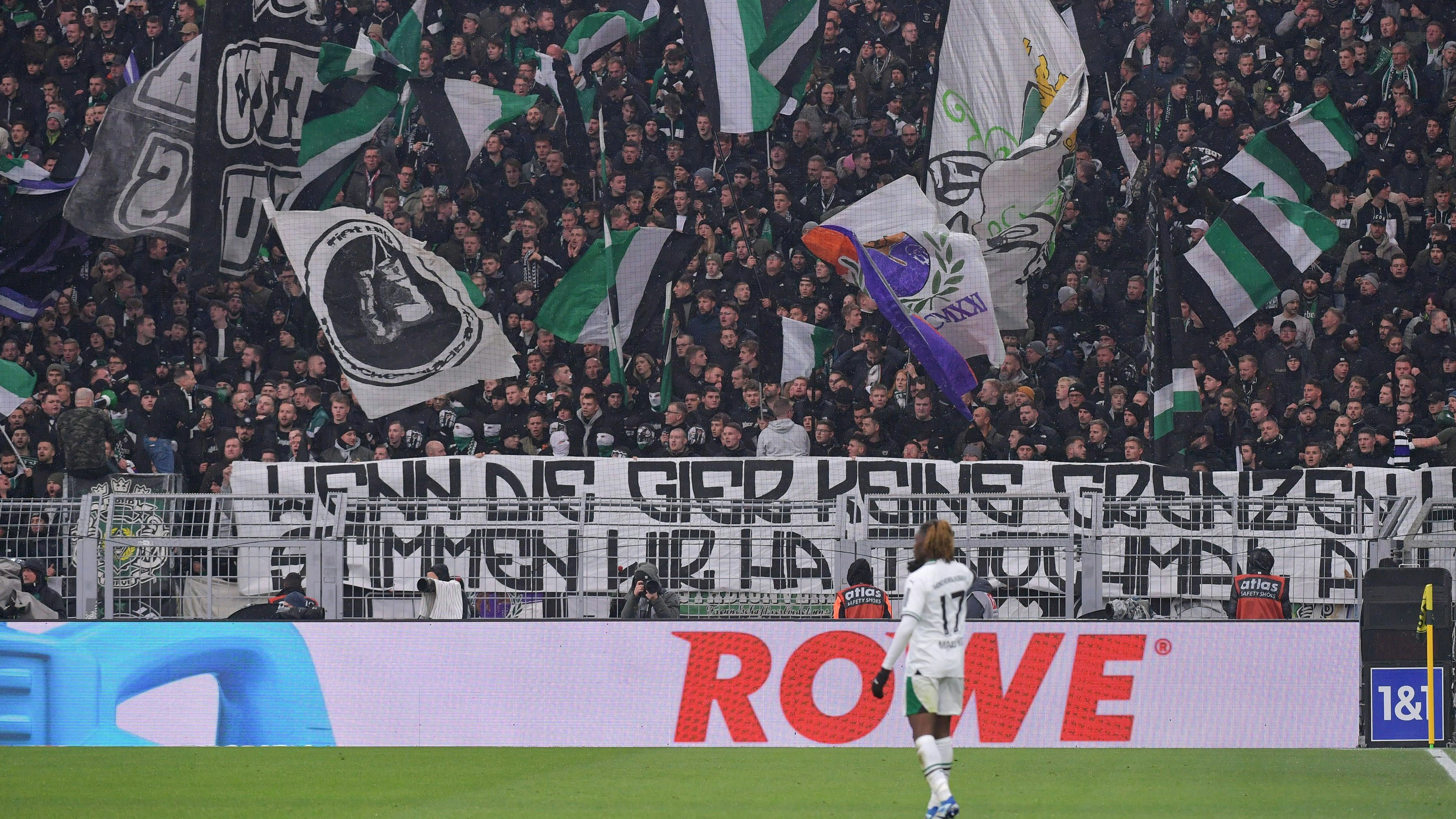 25.11.2023, xblx, Fussball 1.Bundesliga, Borussia Dortmund - Borussia Mönchengladbach emspor, v.l. Gladbach Tribuenen, Zuschauer, Stadion, Fans, Tribuene, Raenge, Schals, Schal, Banner, Plakate, Fahne, Fahnen DFL/DFB REGULATIONS PROHIBIT ANY USE OF PHOTOGRAPHS as IMAGE SEQUENCES and/or QUASI-VIDEO Dortmund *** 25 11 2023, xblx, Soccer 1 Bundesliga, Borussia Dortmund Borussia Mönchengladbach emspor, v l Gladbach tributes, spectators, stadium, fans, tributes, crowds, scarves, shawls, banners, posters, flag, flags DFL DFB REGULATIONS PROHIBIT ANY USE OF PHOTOGRAPHS as IMAGE SEQUENCES and or QUASI VIDEO Dortmund