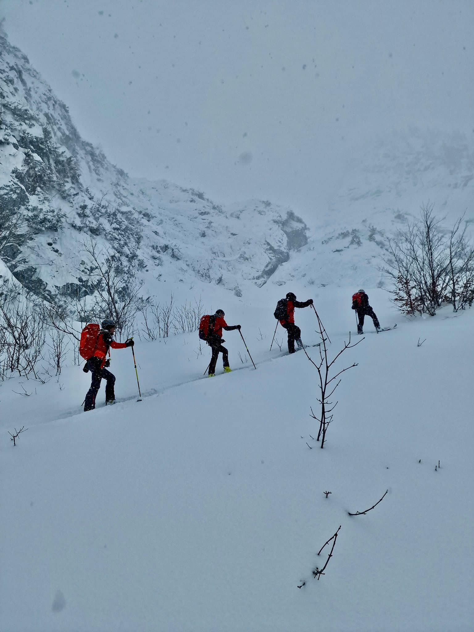 Die Suche nach dem 28-Jährigen musste am Sonntag wegen akuter Lawinengefahr unterbrochen werden.