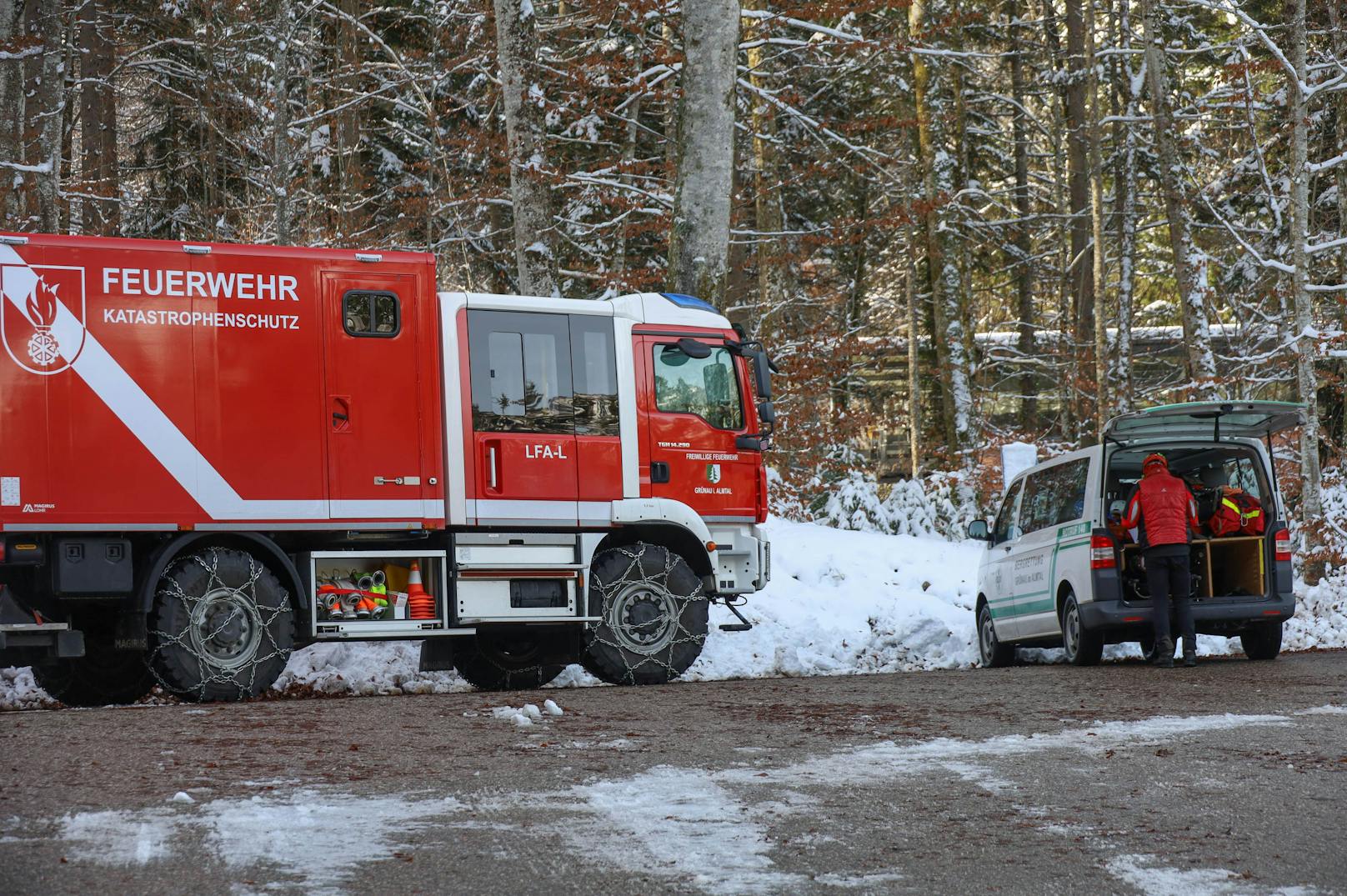 Das Wrack wurde am Montag von Spezialisten geborgen, die Leichen wurden nach Wien gebracht.