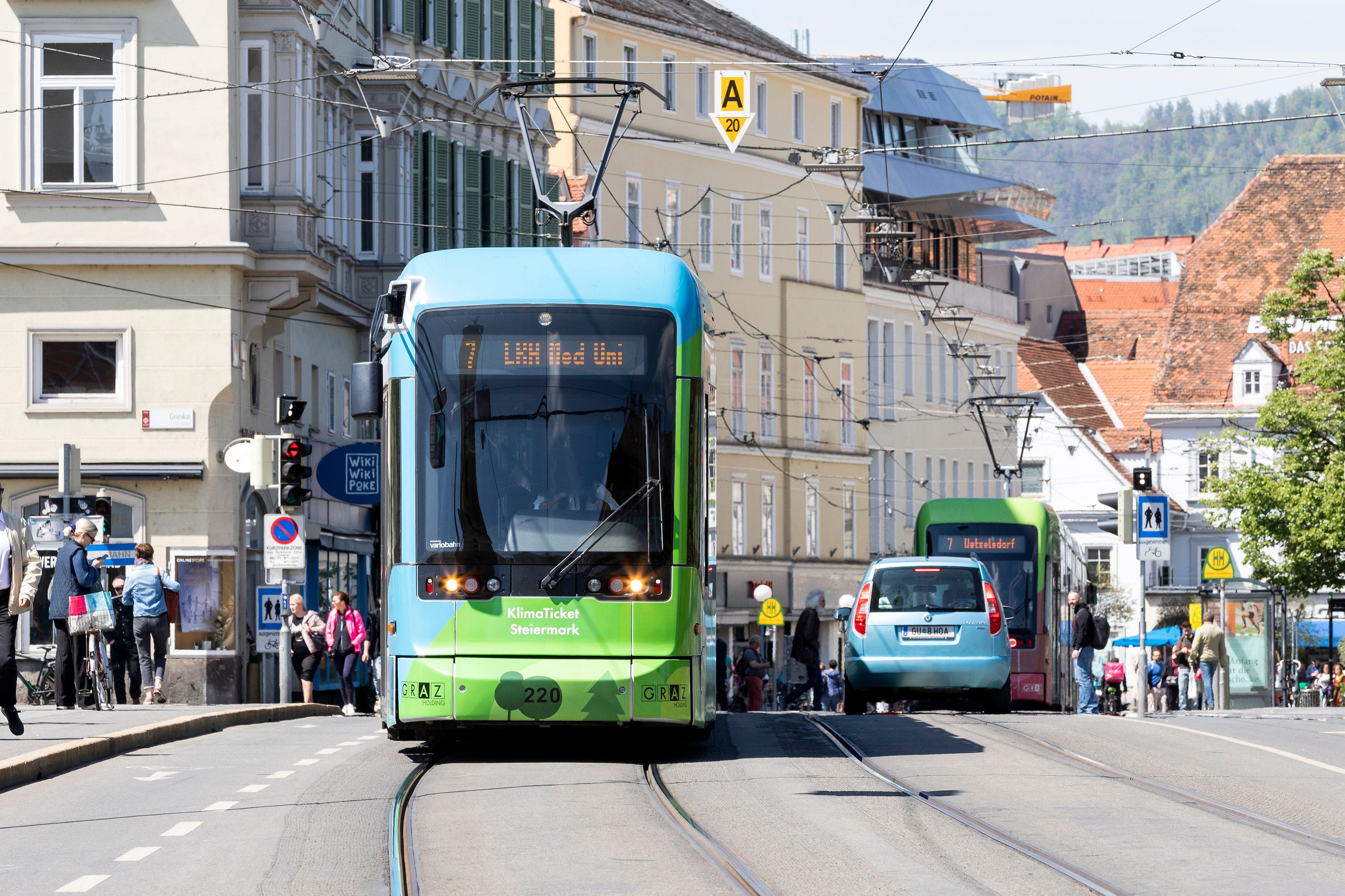Die Frau wurde von einer Straßenbahn erfasst und tödlich verletzt.