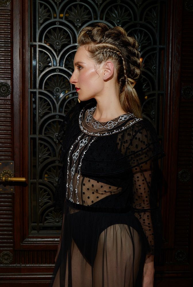 Gekreppte Haare, die zum 