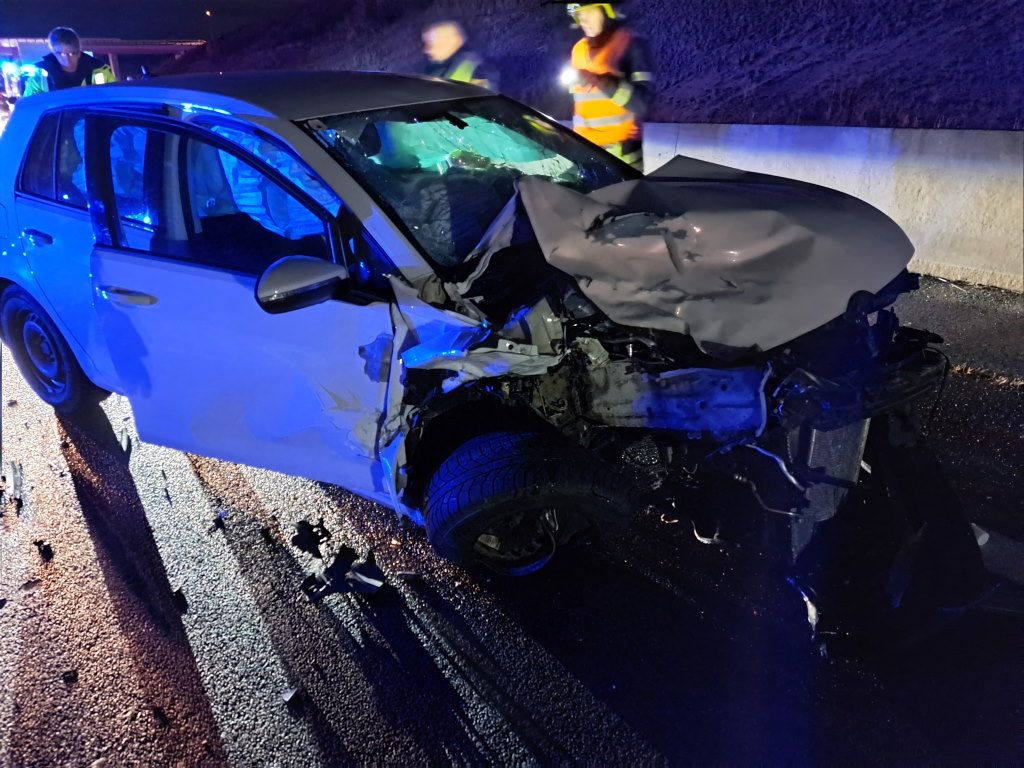 Der 26-Jährige krachte auf der A5 ins Heck des vor ihm fahrenden Pkw.