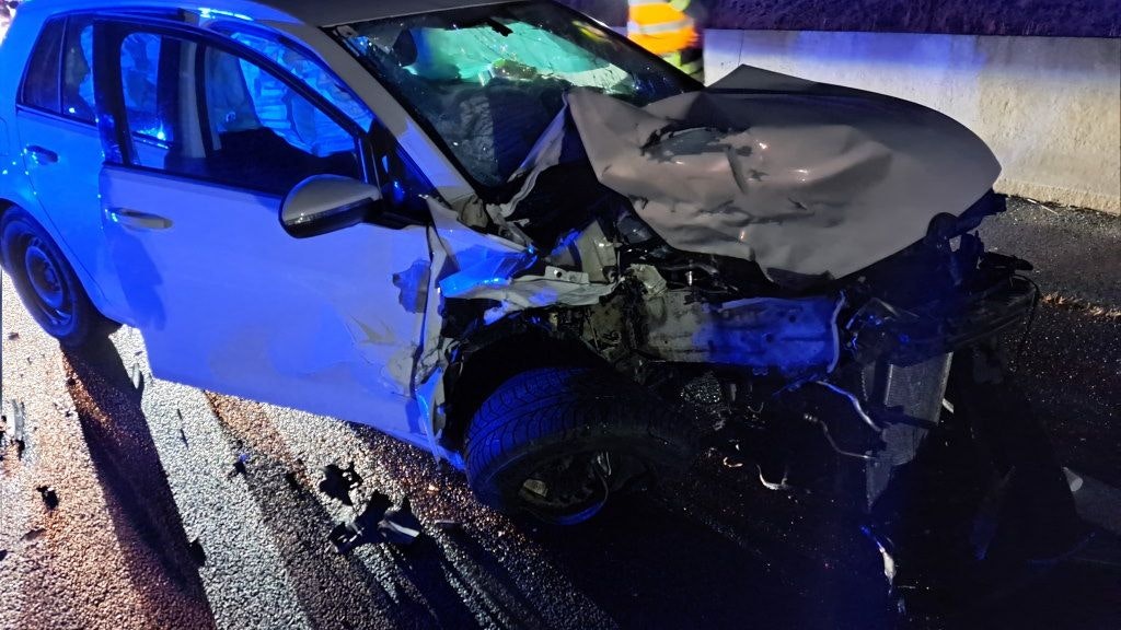 Der 26-Jährige krachte auf der A5 ins Heck des vor ihm fahrenden Pkw.