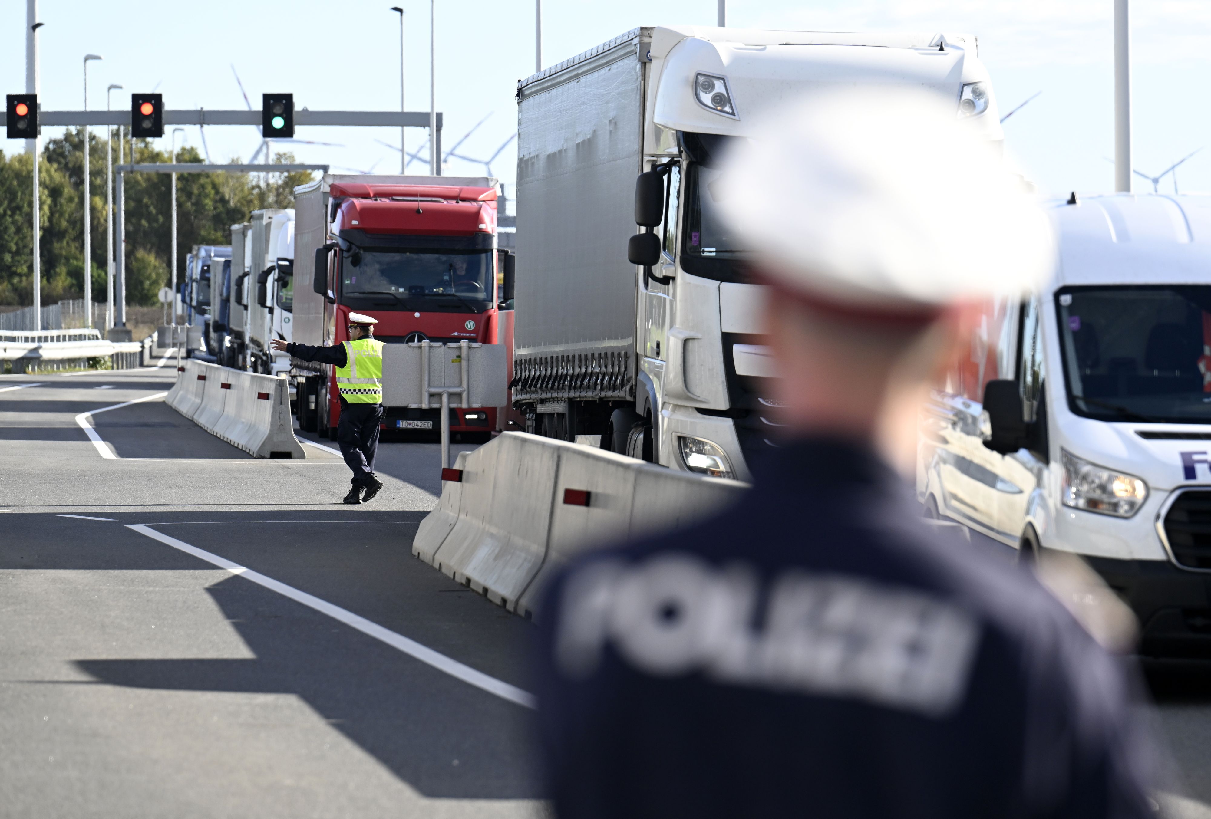 Die Polizei zog den Lkw-Lenker aus dem Verkehr.