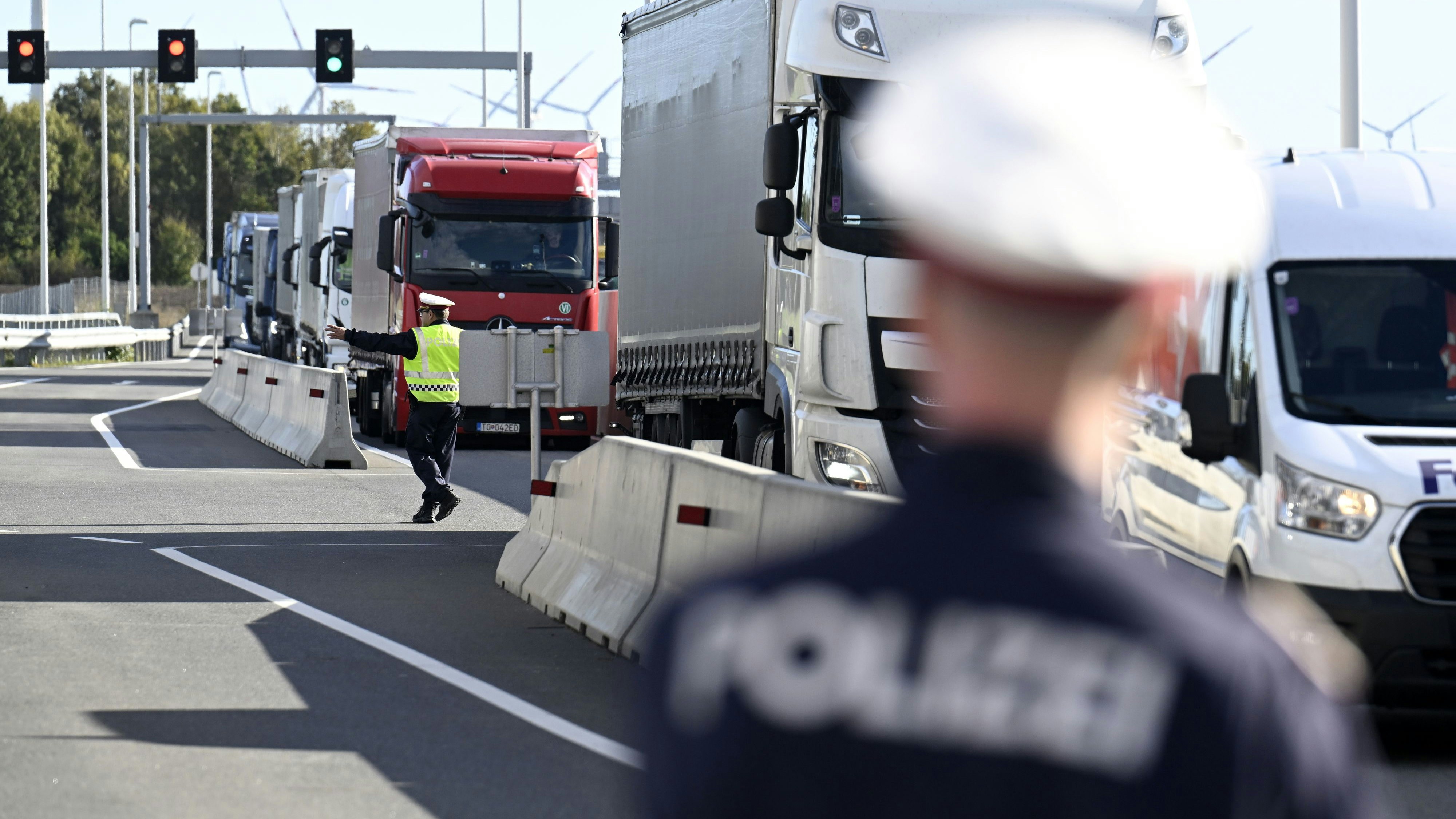 Die Polizei zog den Lkw-Lenker aus dem Verkehr.
